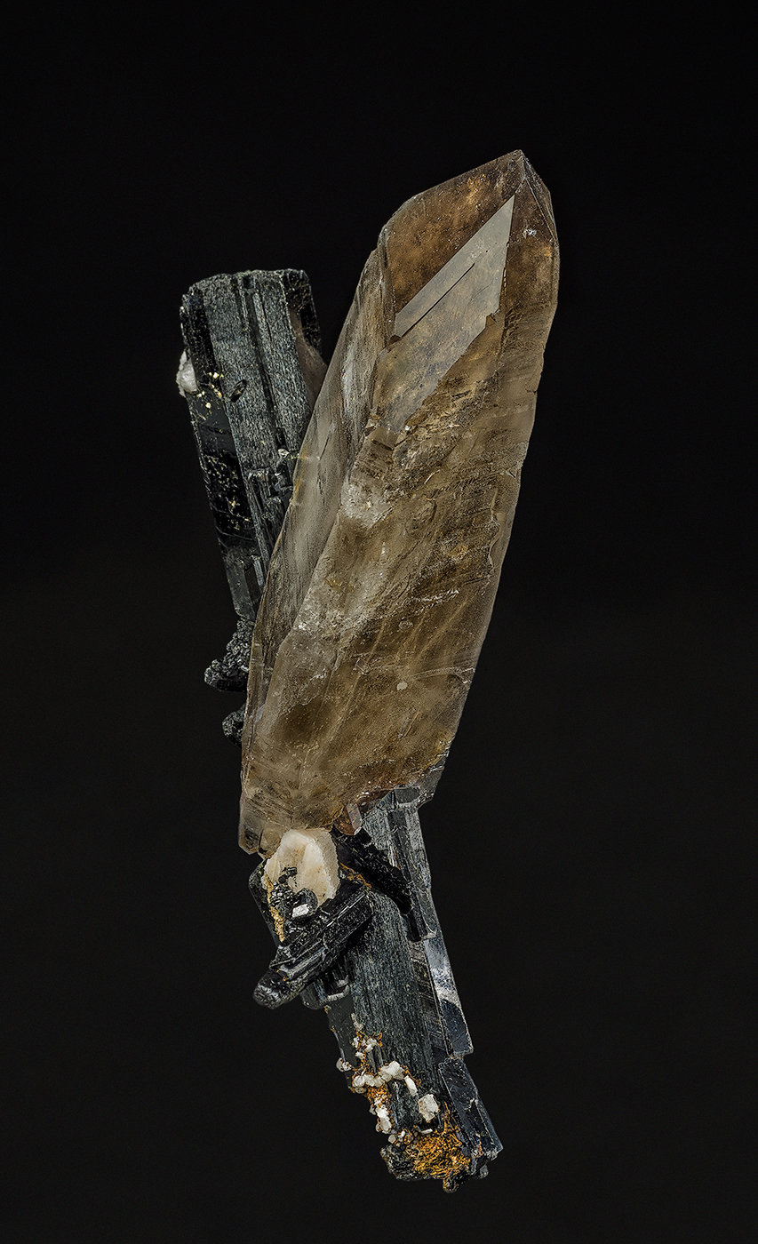 Quartz (variety smoky quartz), Aegirine, Albite
9.0 x4.1 cm
(Autor: am mizunaka)