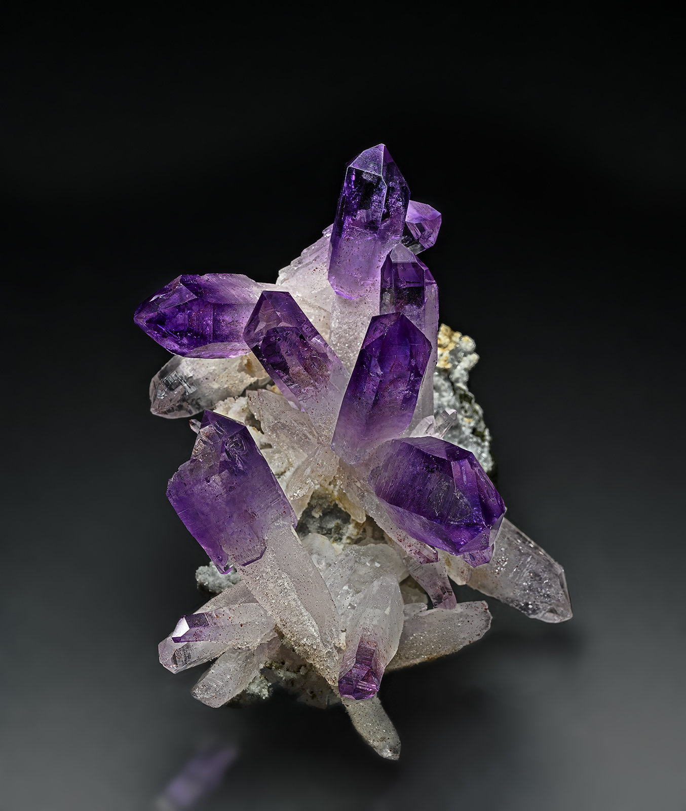 Quartz (variety amethyst)
7.0 x 8.5 cm
(Autor: am mizunaka)