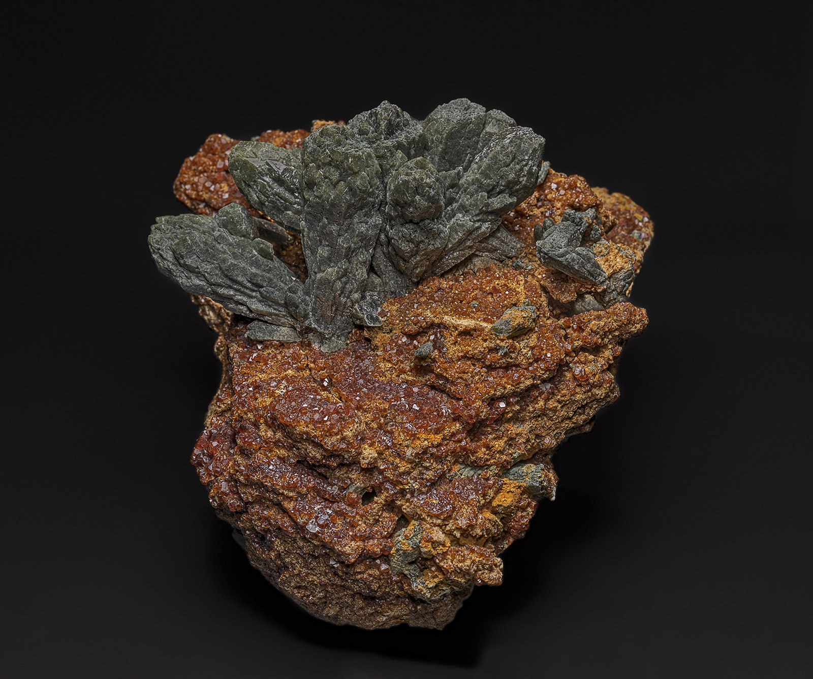 Quartz, Andradite
12.7 x  12.1 cm
(Autor: am mizunaka)