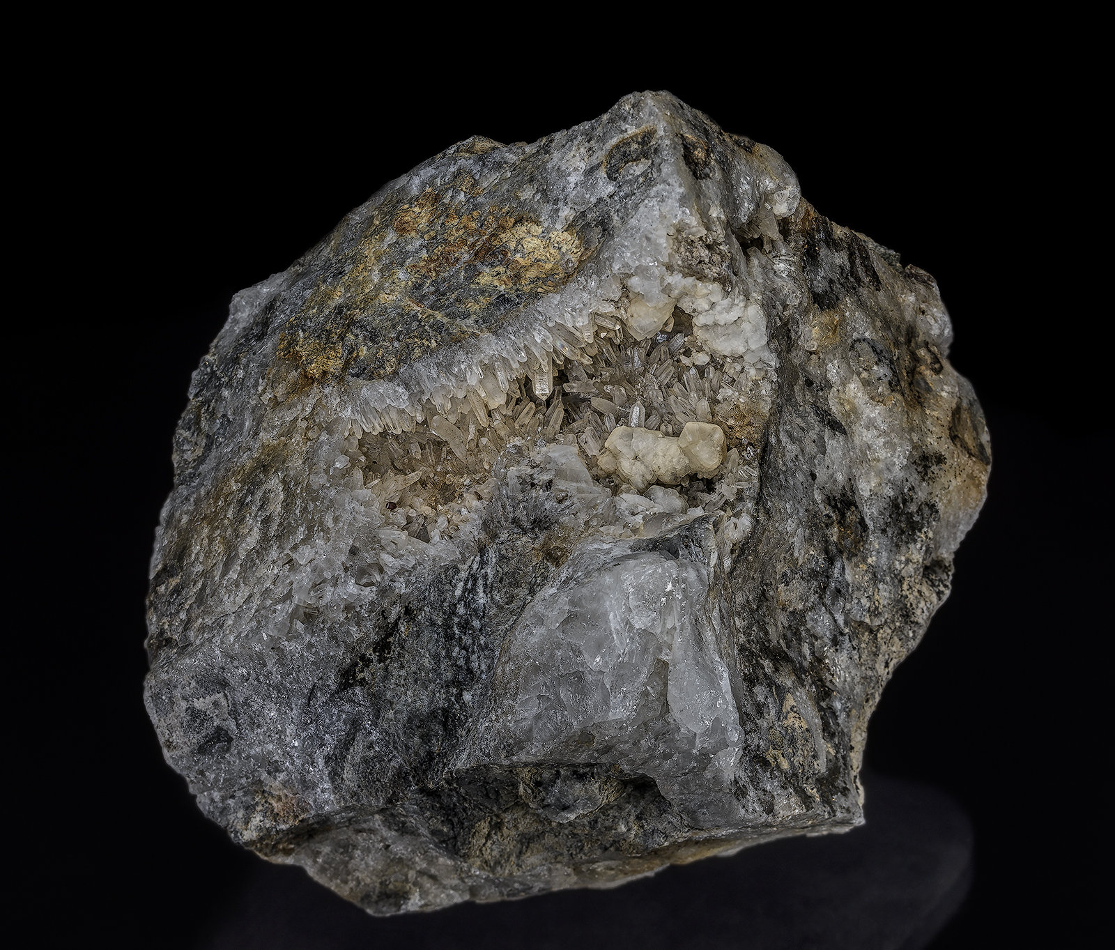 Quartz, Calcite
10.6 x 10.4 cm
(Autor: am mizunaka)