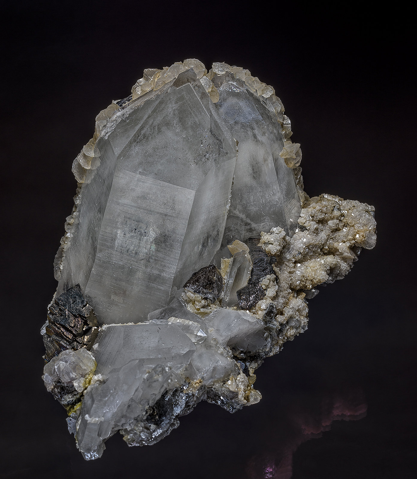 Quartz, Scheelite, Arsenopyrite
9.0 x 9.6 cm
(Autor: am mizunaka)