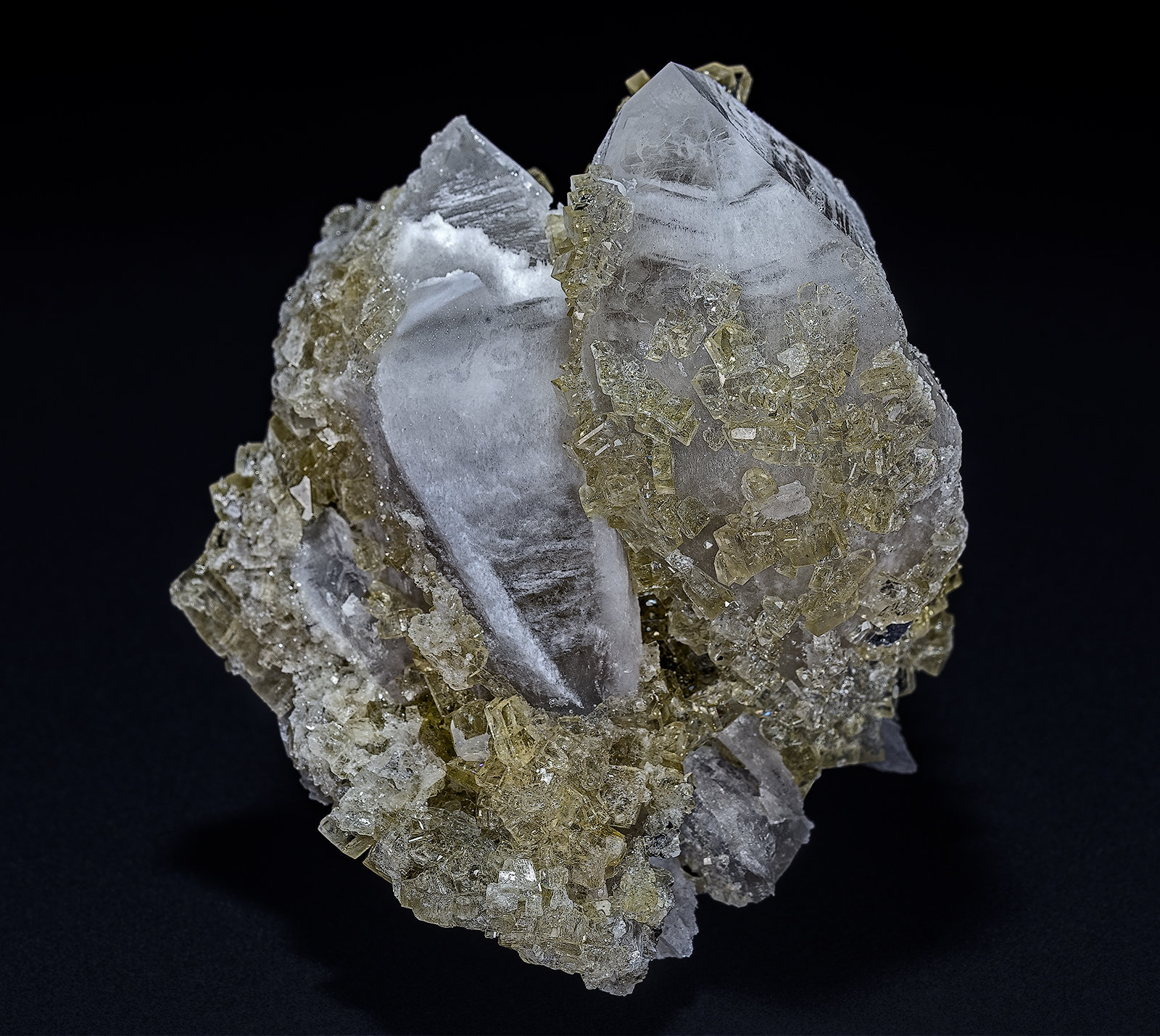 Quartz, Barite
6.7 x 7.6 cm
(Autor: am mizunaka)