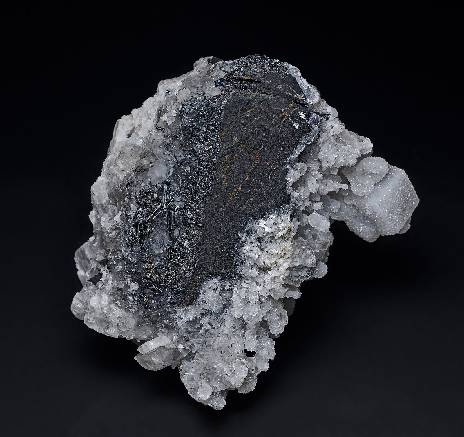 Barite, Quartz, Stibnite
7.6 x 6.4 cm
(Autor: am mizunaka)