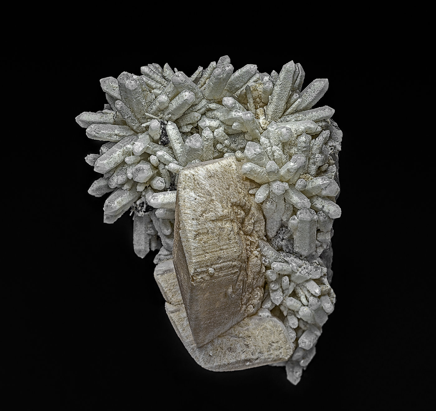 Quartz, Calcite
9.2 x 6.5 cm
(Autor: am mizunaka)
