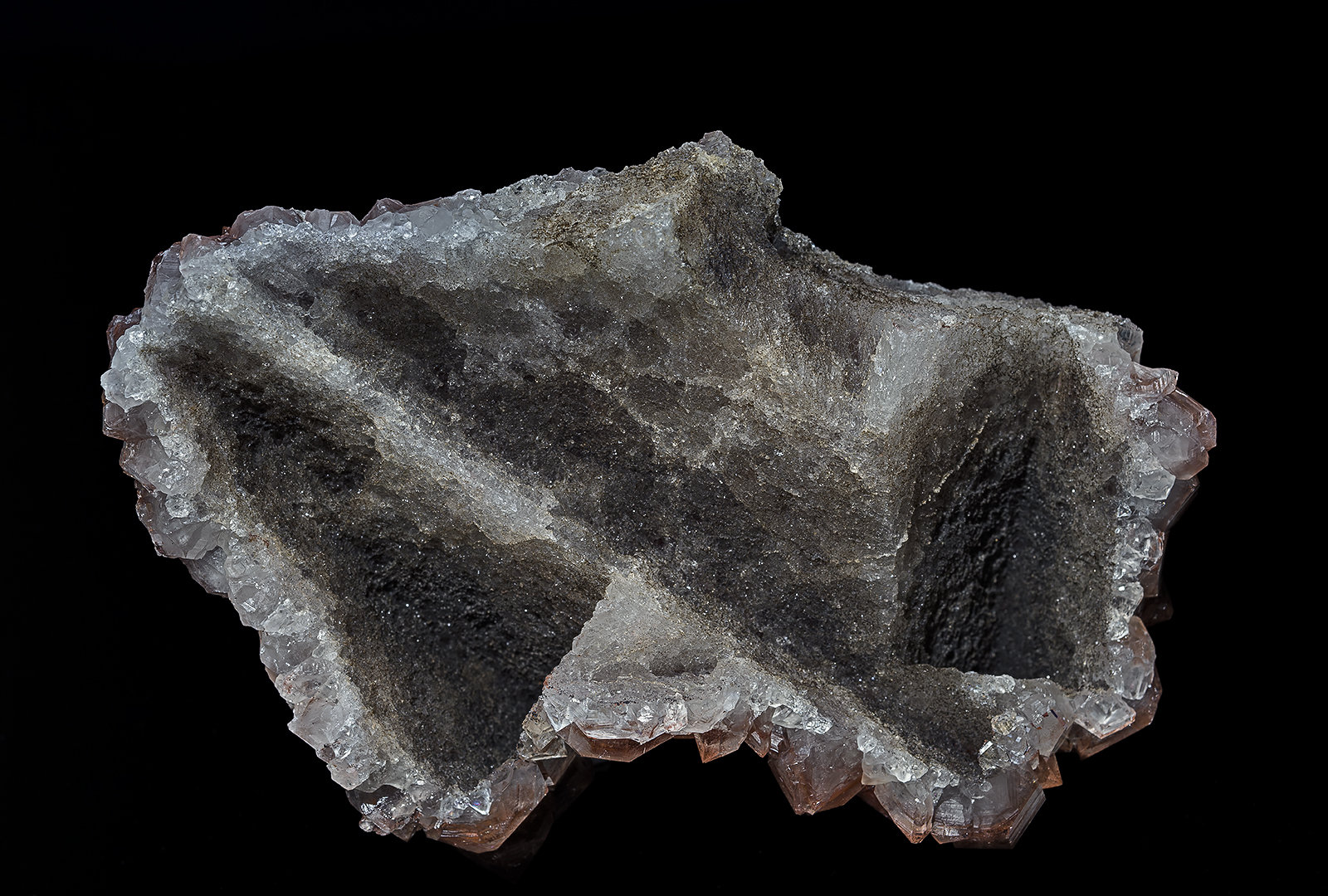 Quartz, Calcite, Hematite
11.7 x 8.3 cm
(Autor: am mizunaka)