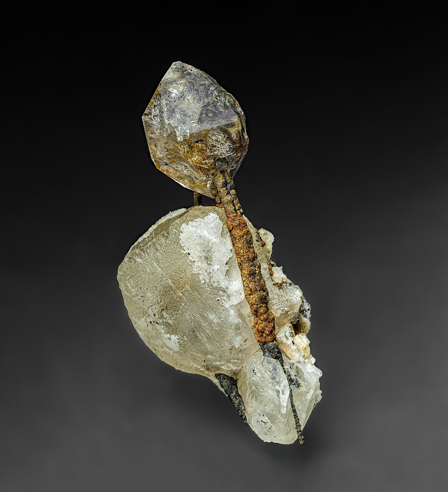 Quartz, Calcite, Marcasite
5.4 x 2.6 cm
(Autor: am mizunaka)