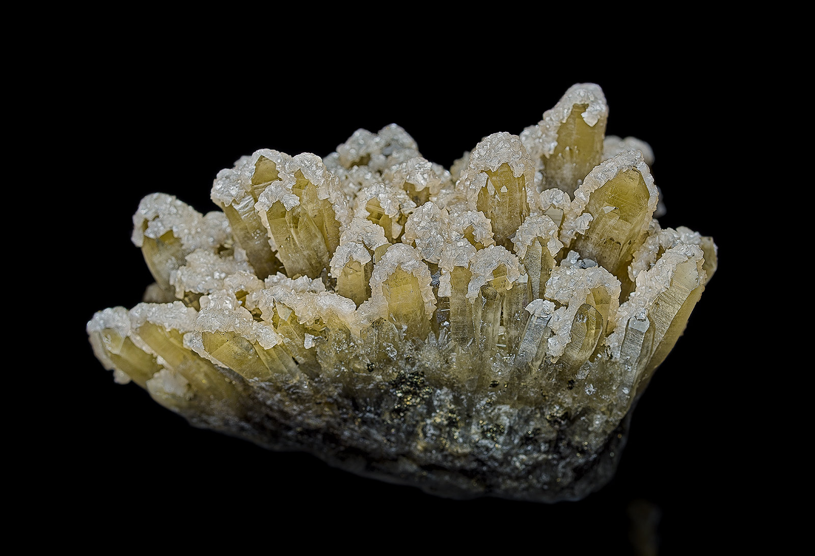 Quartz, Dolomite
10.3 x 6.8 cm
(Autor: am mizunaka)