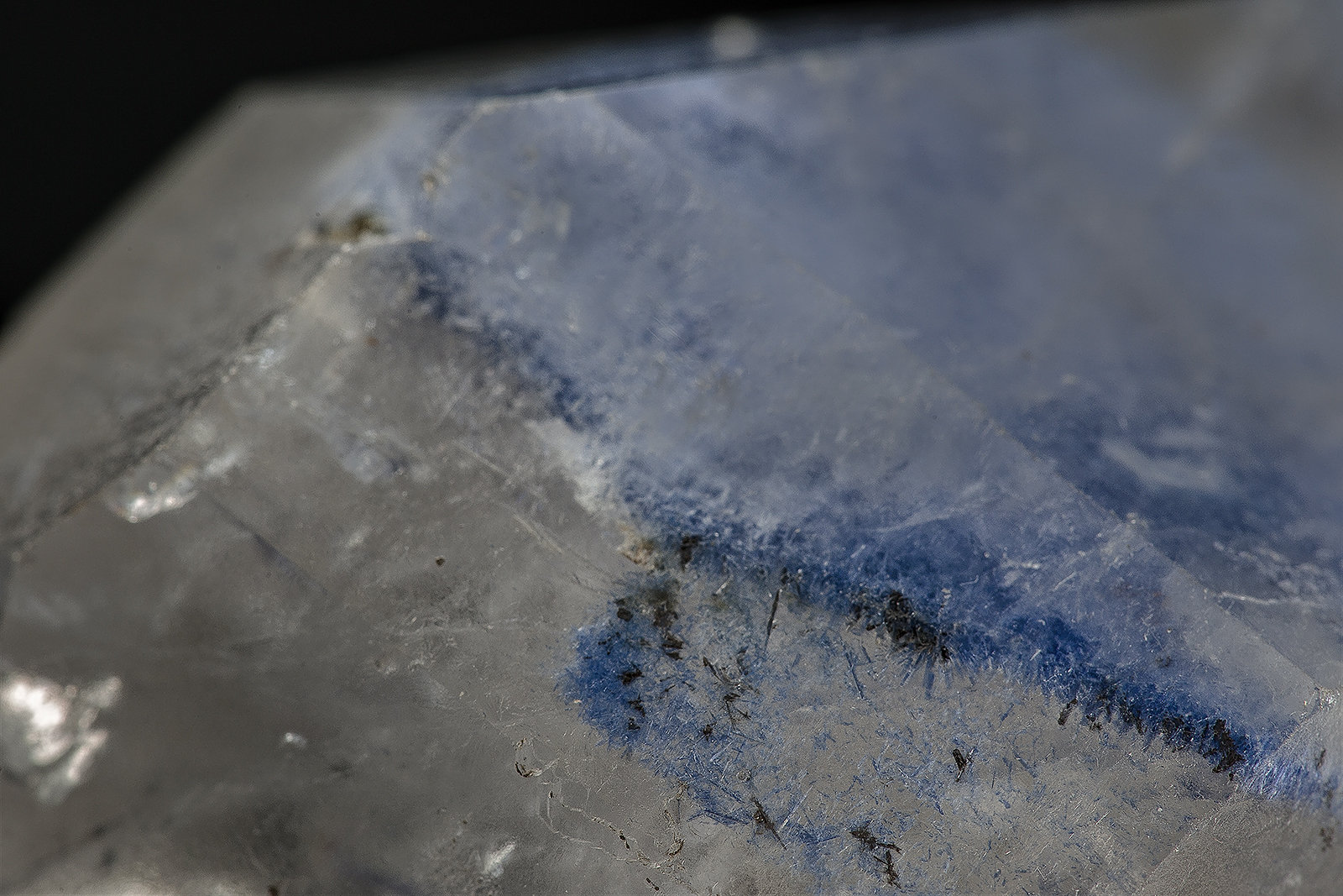 Quartz, Dumortierite
6.5 x 4.5 cm
(Autor: am mizunaka)