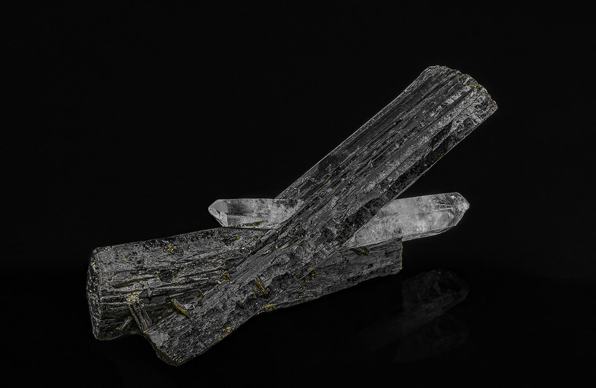 Epidote, Quartz
7.3 x 1.8 cm
(Autor: am mizunaka)
