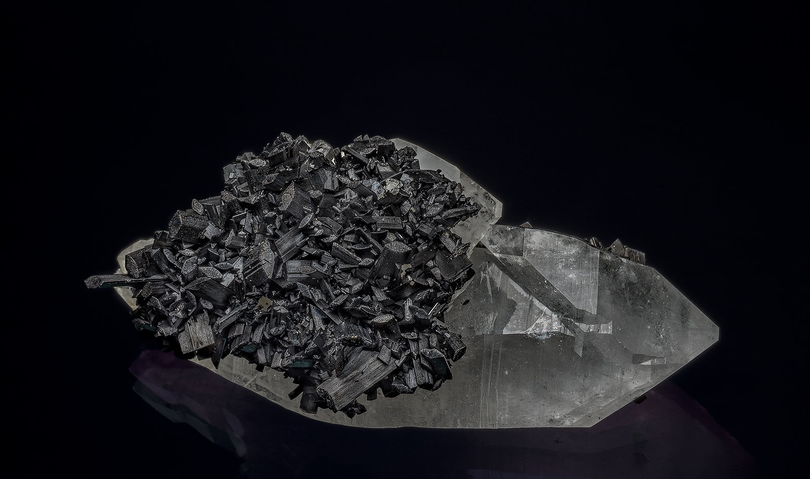 Ferberite, Quartz
5.3 x 3.0 cm
(Autor: am mizunaka)