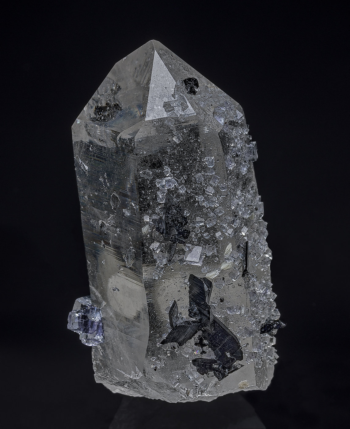 Quartz, Fluorite, Ferberite
4.5 x 1.9 cm
(Autor: am mizunaka)