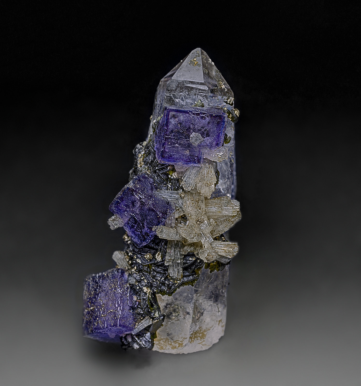 Quartz, Fluorite, Fluorapatite, Muscovite
5.4 x 2.4 cm
(Autor: am mizunaka)