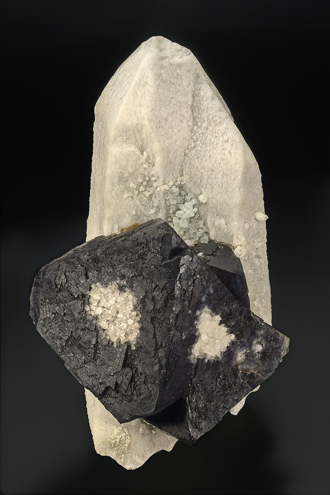 Fluorite, Quartz
17.8 x 9.8 cm
(Autor: am mizunaka)