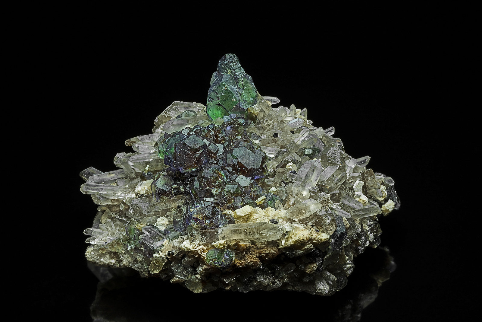 Fluorite, Quartz
9.2 x 7.4 cm
(Autor: am mizunaka)