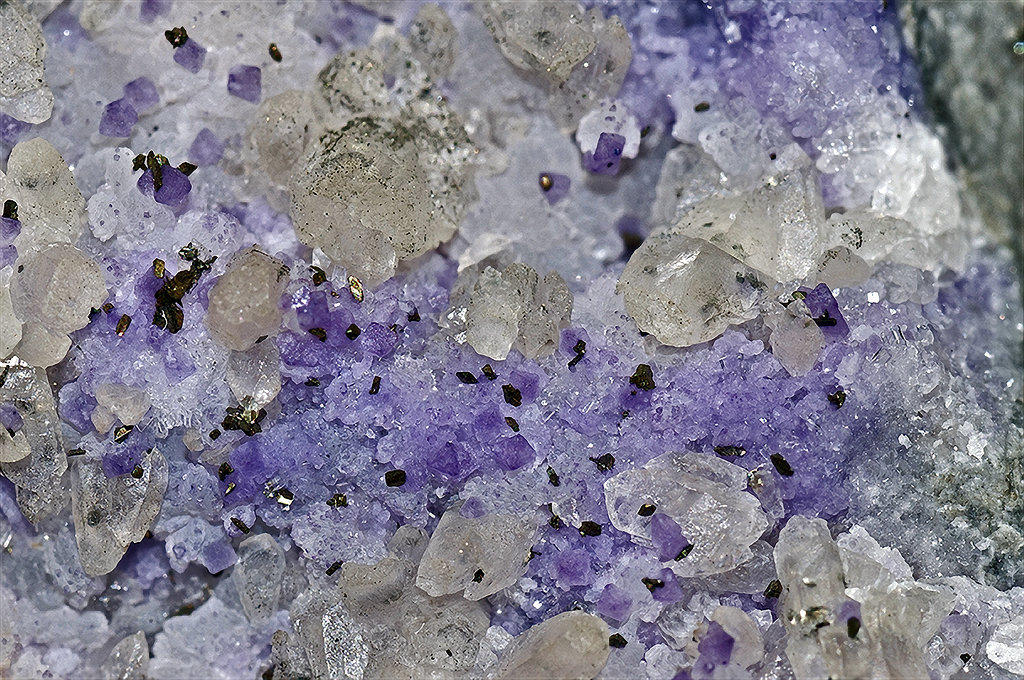 Quartz (variety smoky quartz), Fluorite, Calcite, Marcasite
(Autor: am mizunaka)