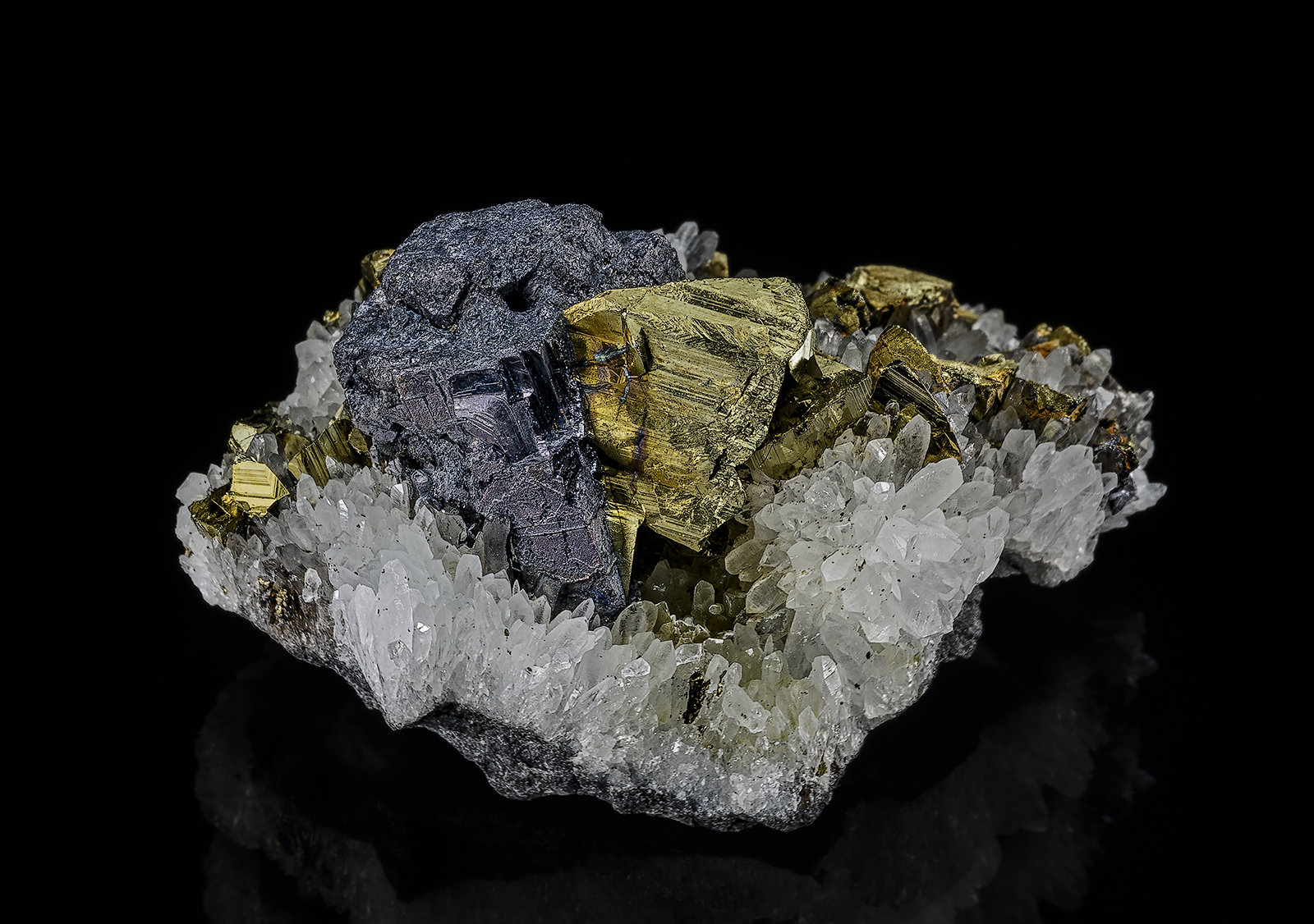 Galena, Chalcopyrite, Quartz
3.7 x 2.5 cm
(Autor: am mizunaka)