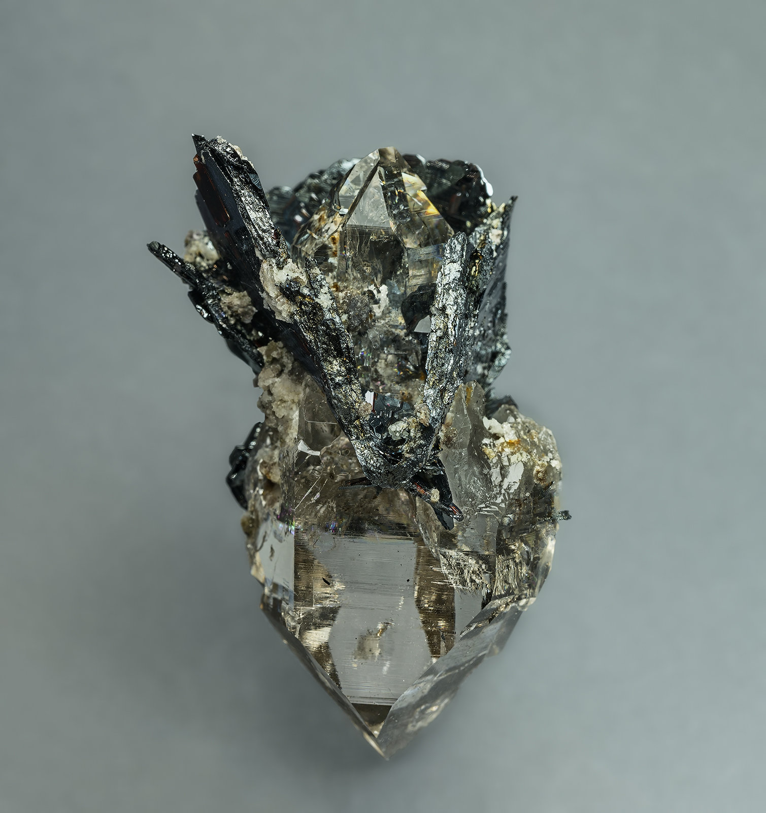 Quartz, Hematite, Rutile
5.4 x 3.4 cm
(Autor: am mizunaka)
