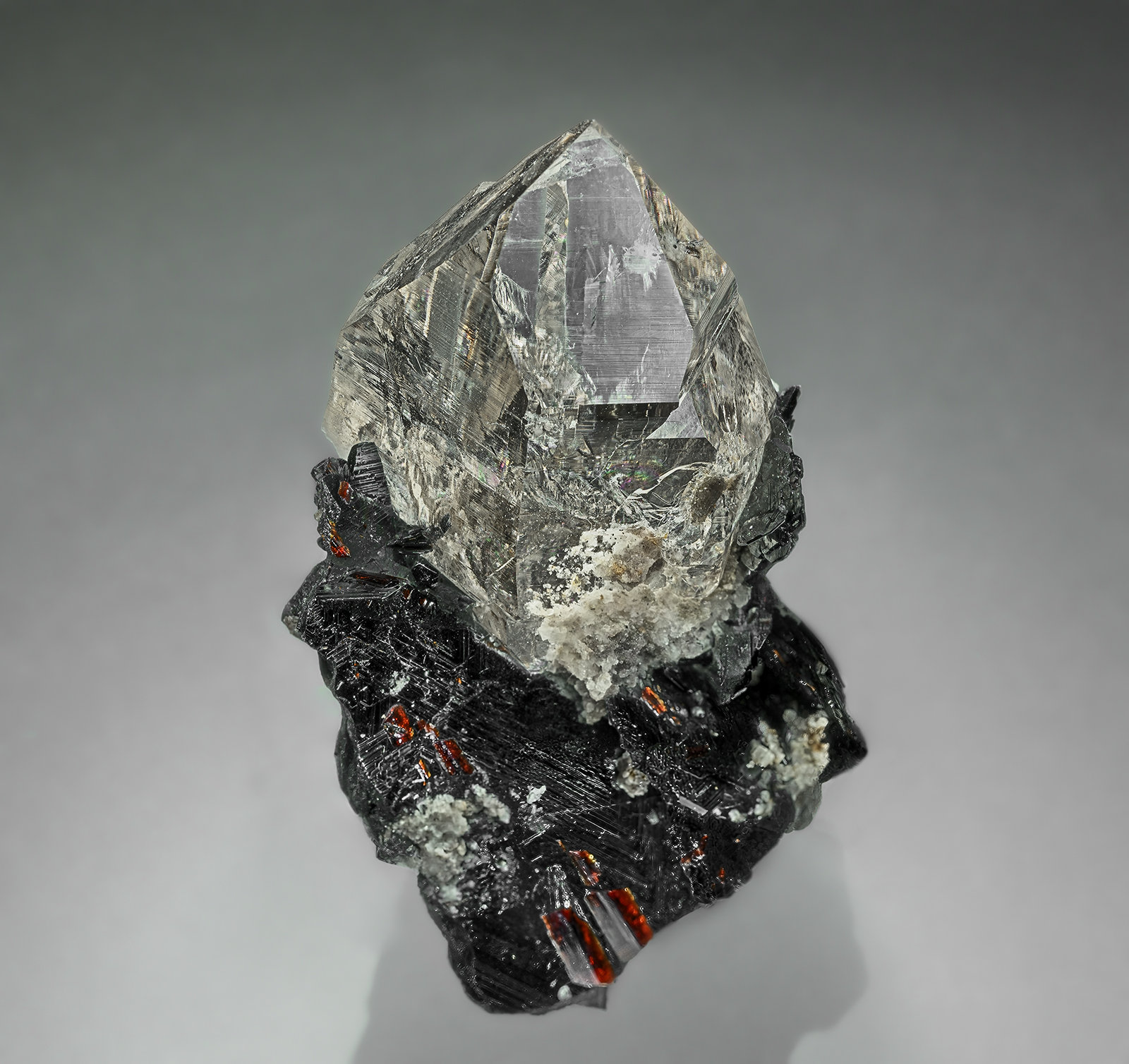Quartz, Hematite, Rutile
5.4 x 3.4 cm
(Autor: am mizunaka)