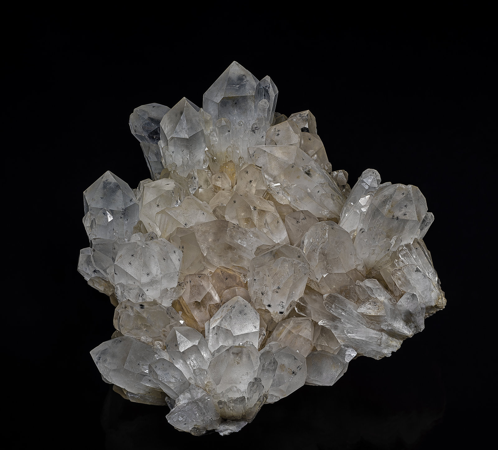 Quartz, Hollandite
14.0  x 12.0  x 6.9 cm
(Autor: am mizunaka)
