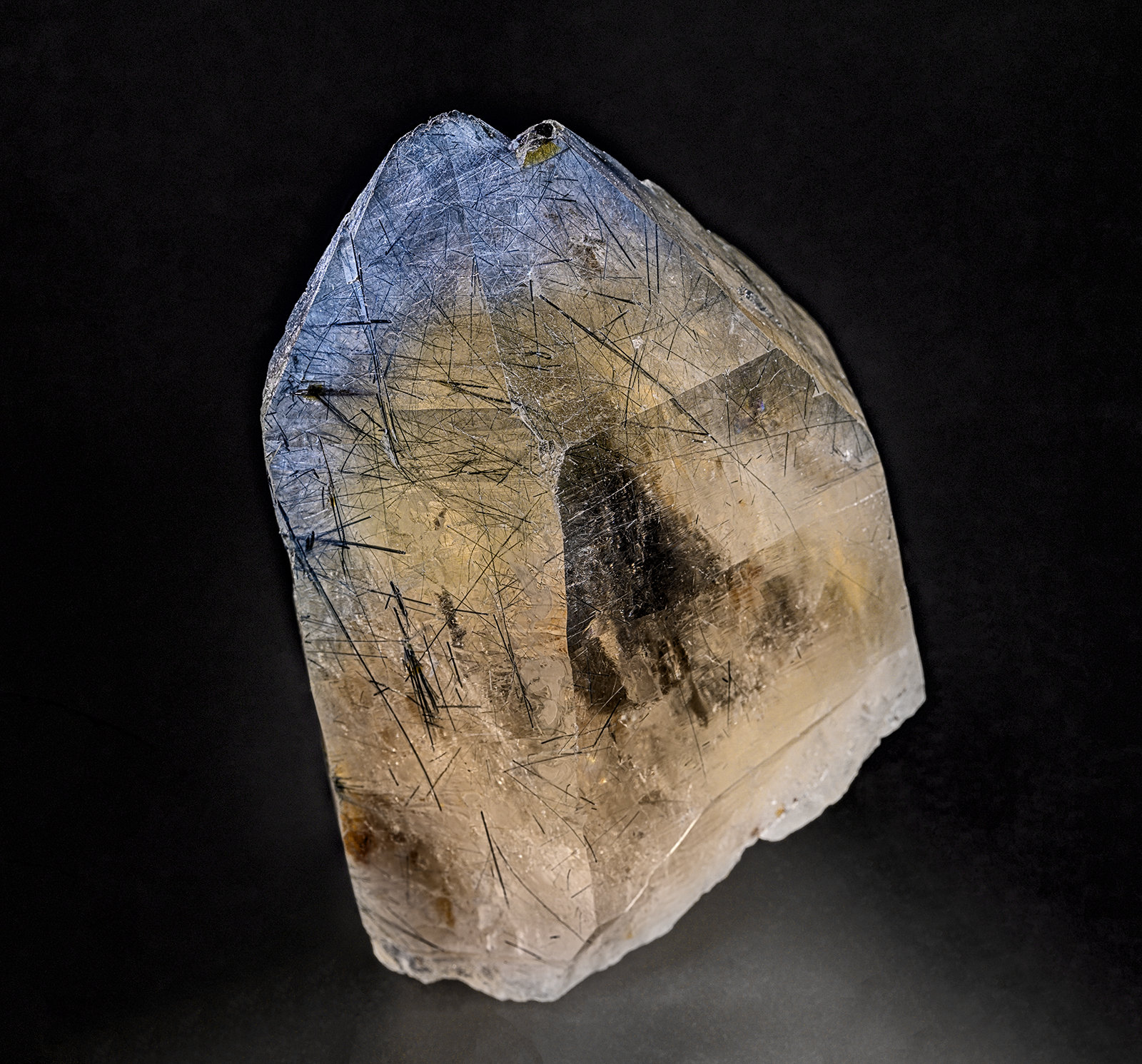 Quartz (variety citrine), Elbaite (variety indicolite)
7.6 x 6.0 cm
(Autor: am mizunaka)