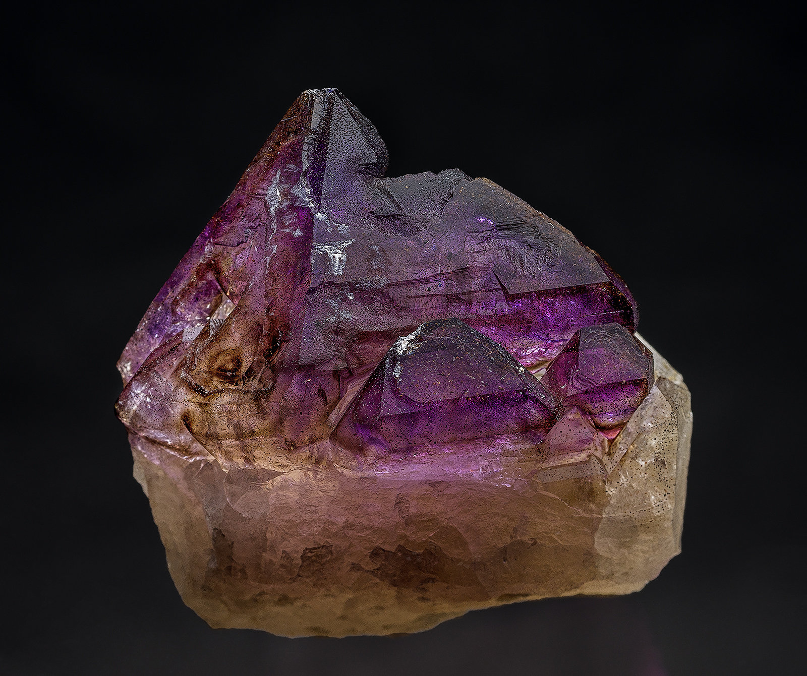 Quartz (variety amethyst), Quartz (variety smoky quartz)
4.3 x 4.3 cm
(Autor: am mizunaka)