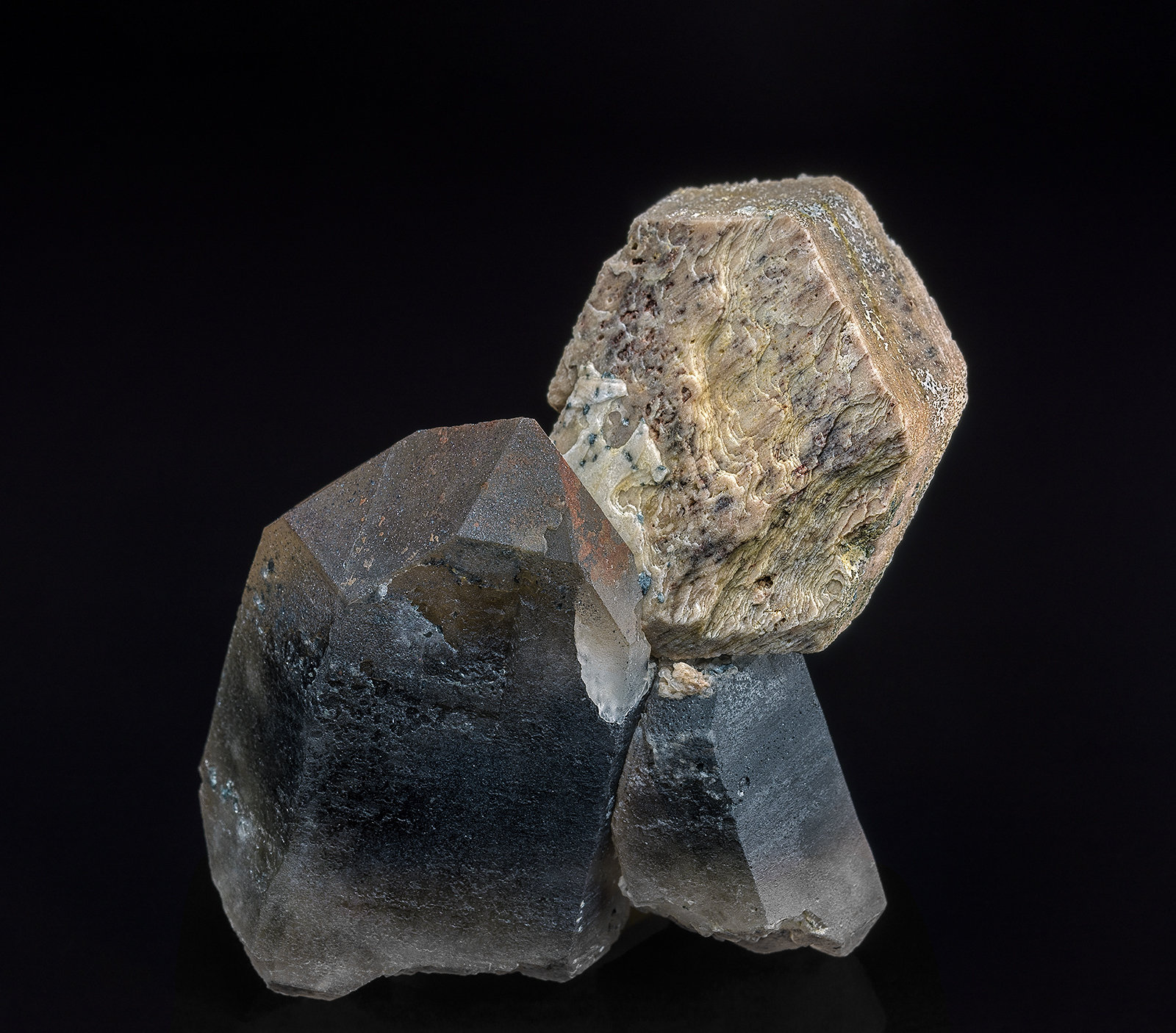 Quartz (variety smoky quartz), Microcline
5.1 x 7.1 cm
(Autor: am mizunaka)