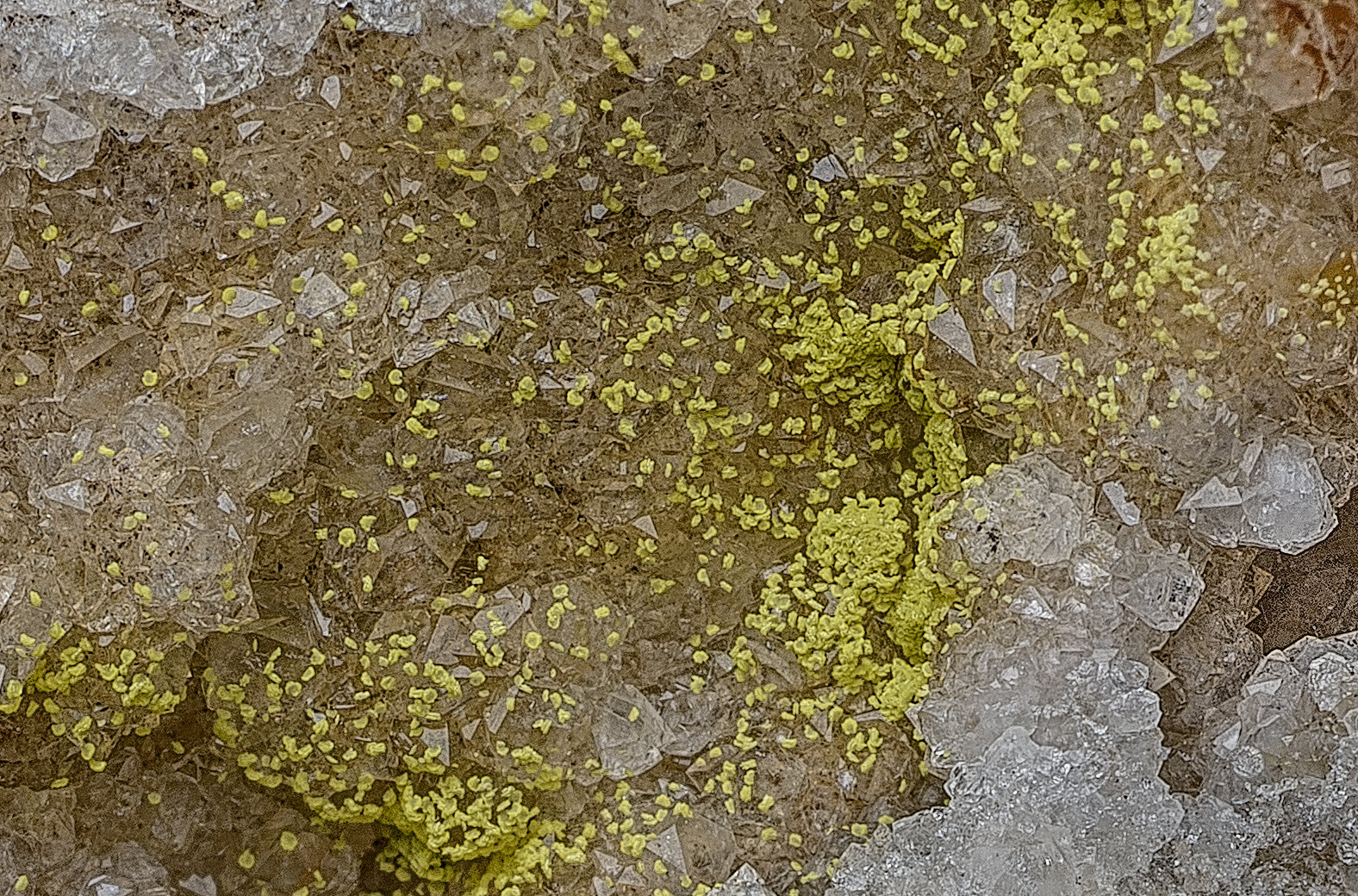 Quartz, Mimetite
(Autor: am mizunaka)