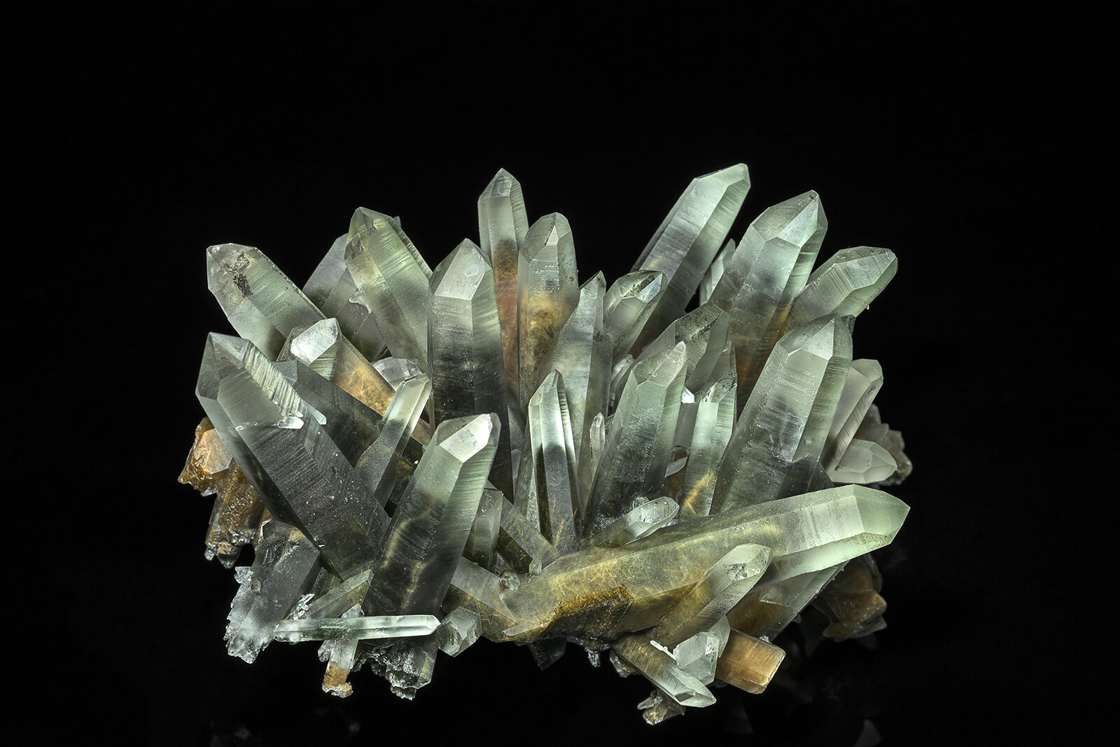 Quartz, Amphibole Supergroup (variety Byssolite)
Zeballos, Strathcona Regional District, Vancouver Island, British Columbia, Canada
12.9 x 12.0 cm
(Autor: am mizunaka)