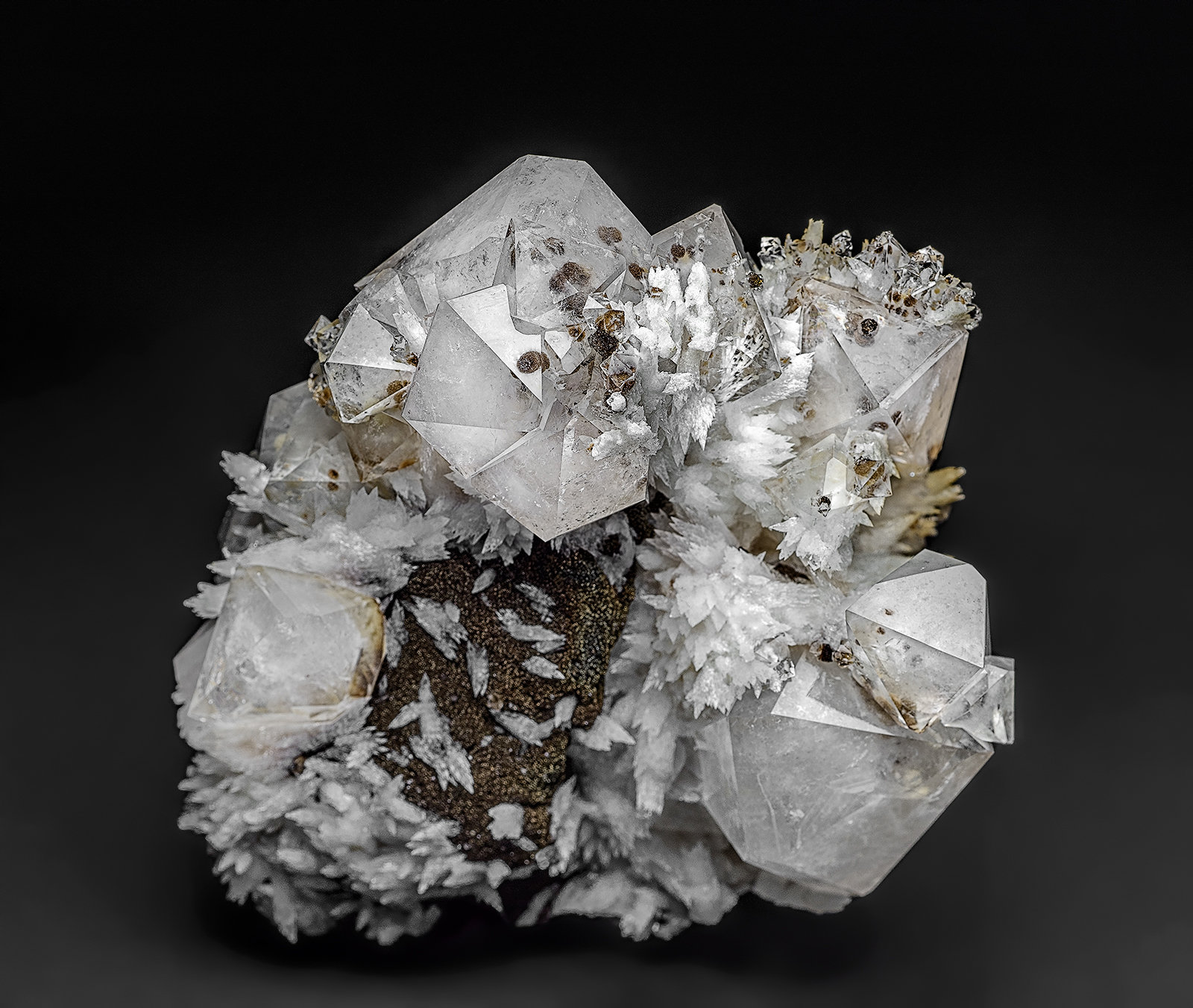 Quartz, Calcite, Siderite
7.6 x 6.7 cm
(Autor: am mizunaka)