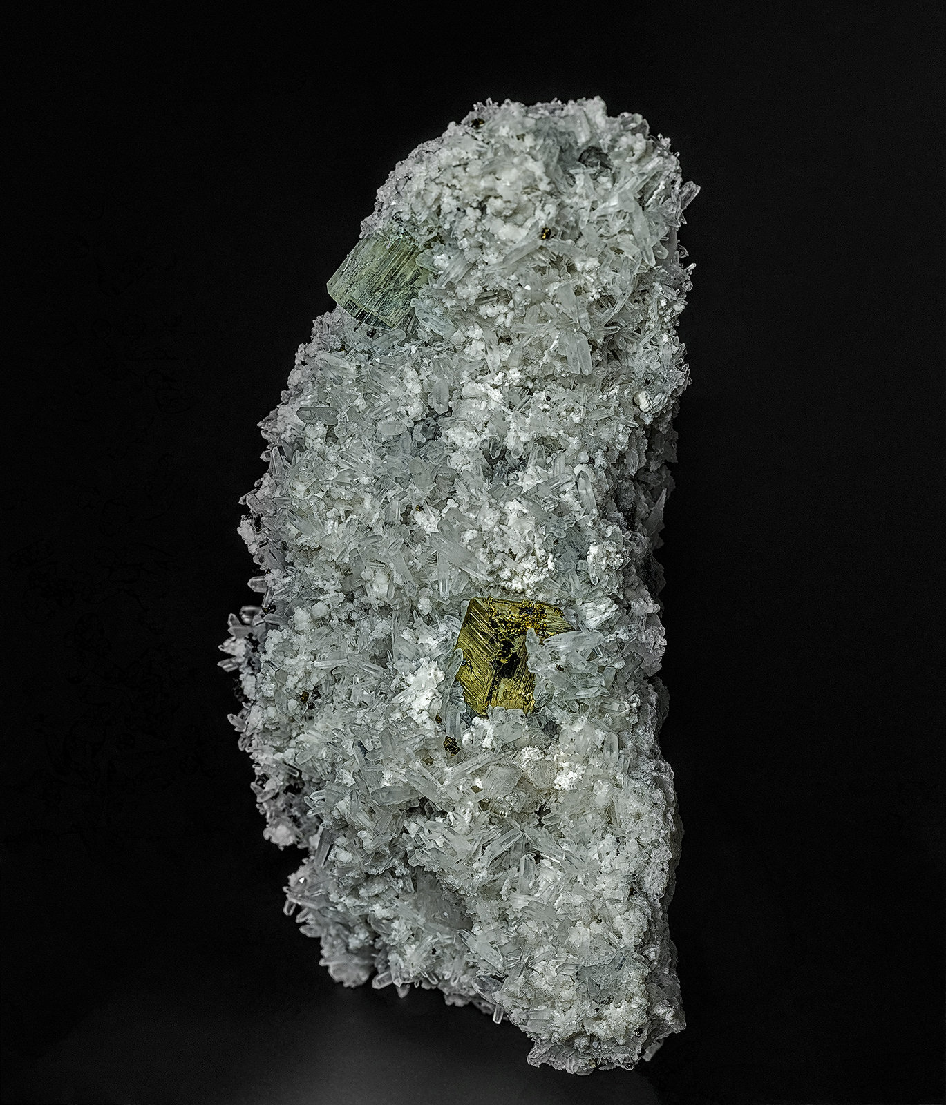 Fluorapatite, Pyrite, Quartz
8.0 x 4.5 cm
(Autor: am mizunaka)