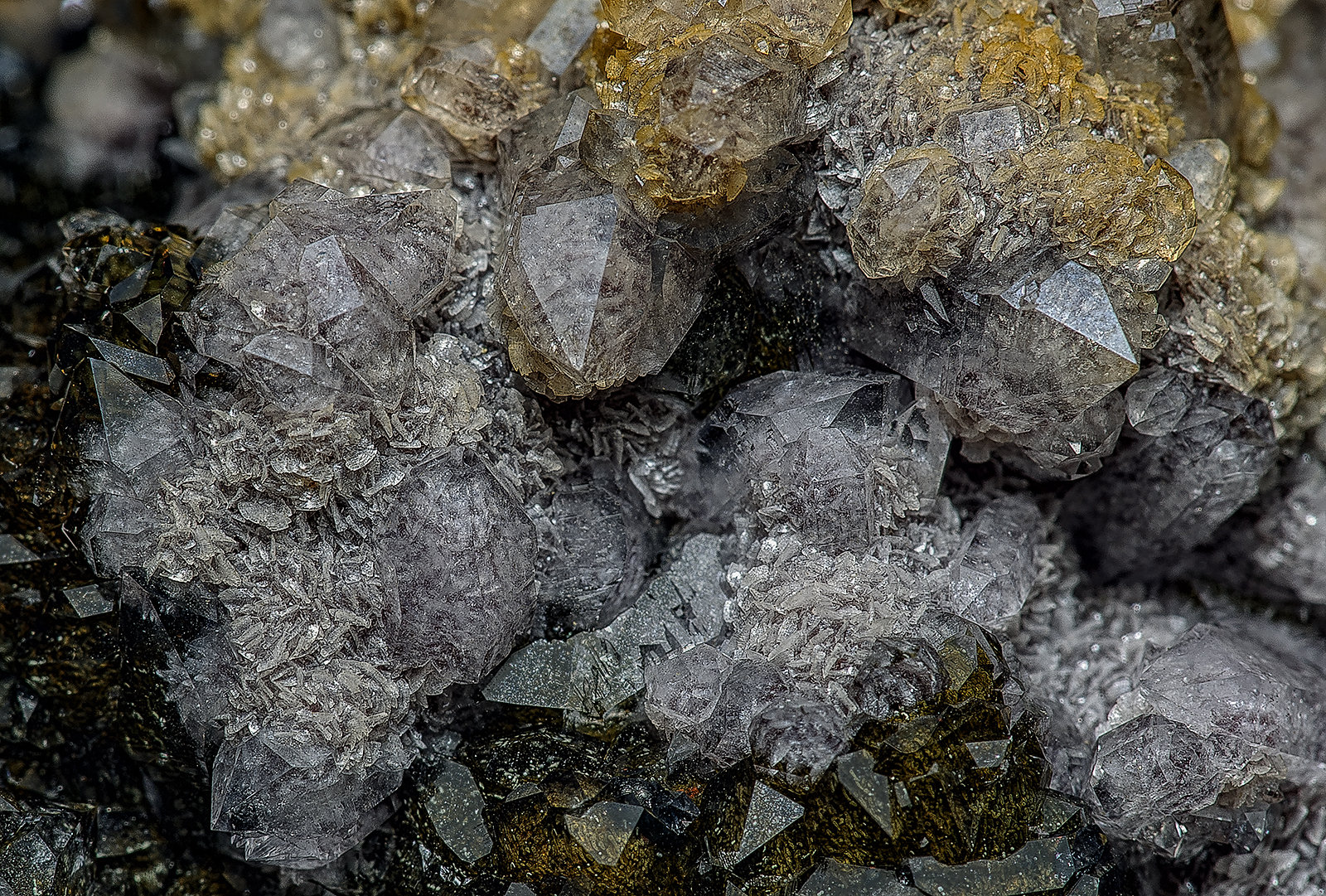 Quartz, Pyrite
(Autor: am mizunaka)