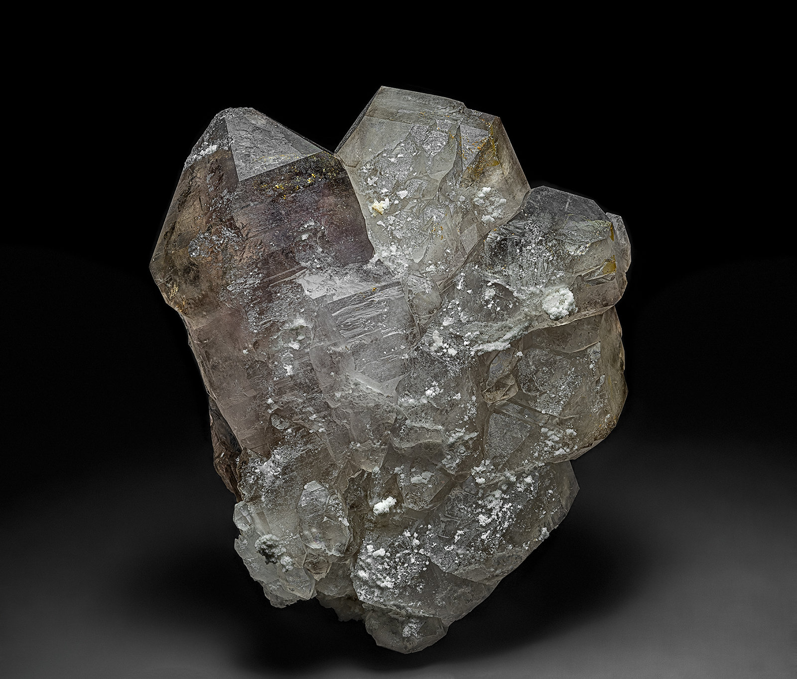 Quartz (variety amethyst), Quartz (variety smoky quartz)
8.7 x 10.1 x 2.8 cm
(Autor: am mizunaka)