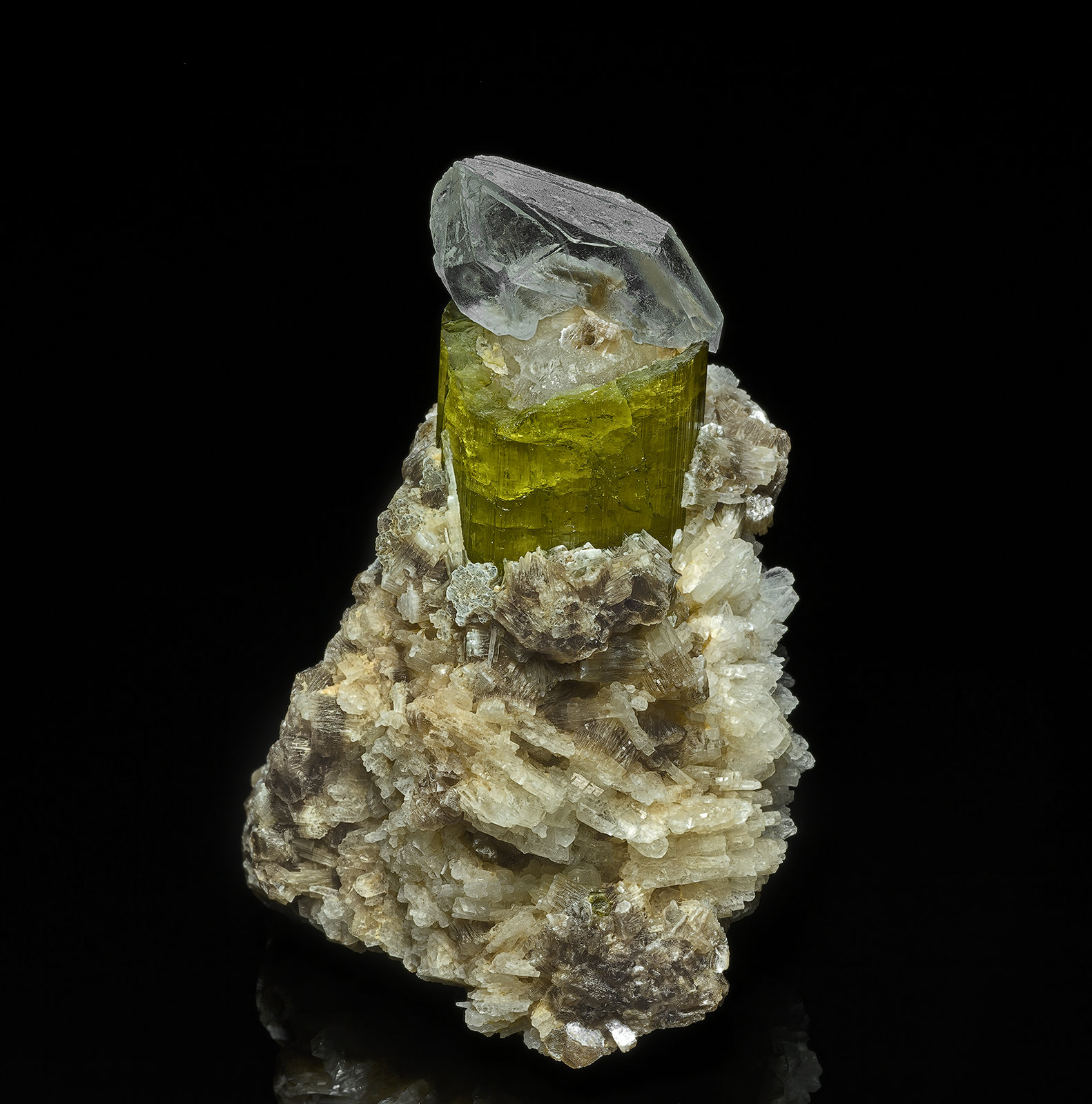 Quartz, Elbaite, Albite, Lepidolite
5.5 x 3.8 cm
(Autor: am mizunaka)