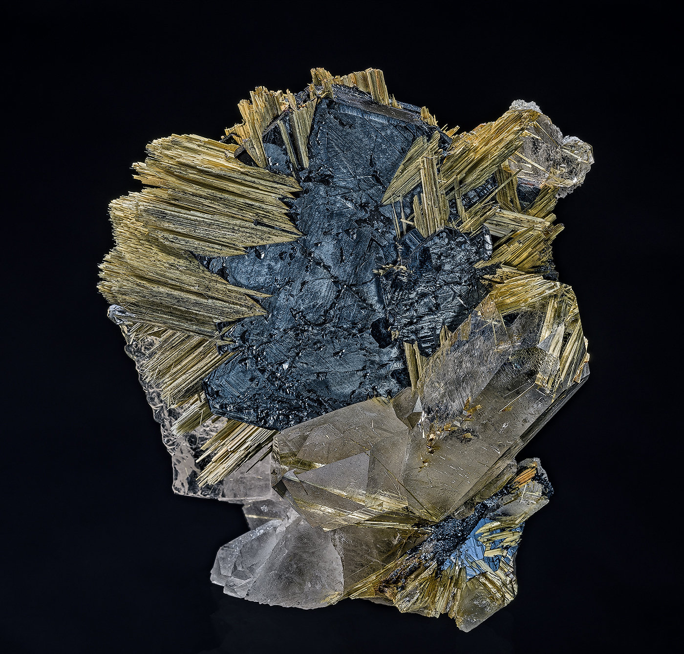 Quartz, Rutile, Hematite
6.5 x 7.5 cm
(Autor: am mizunaka)