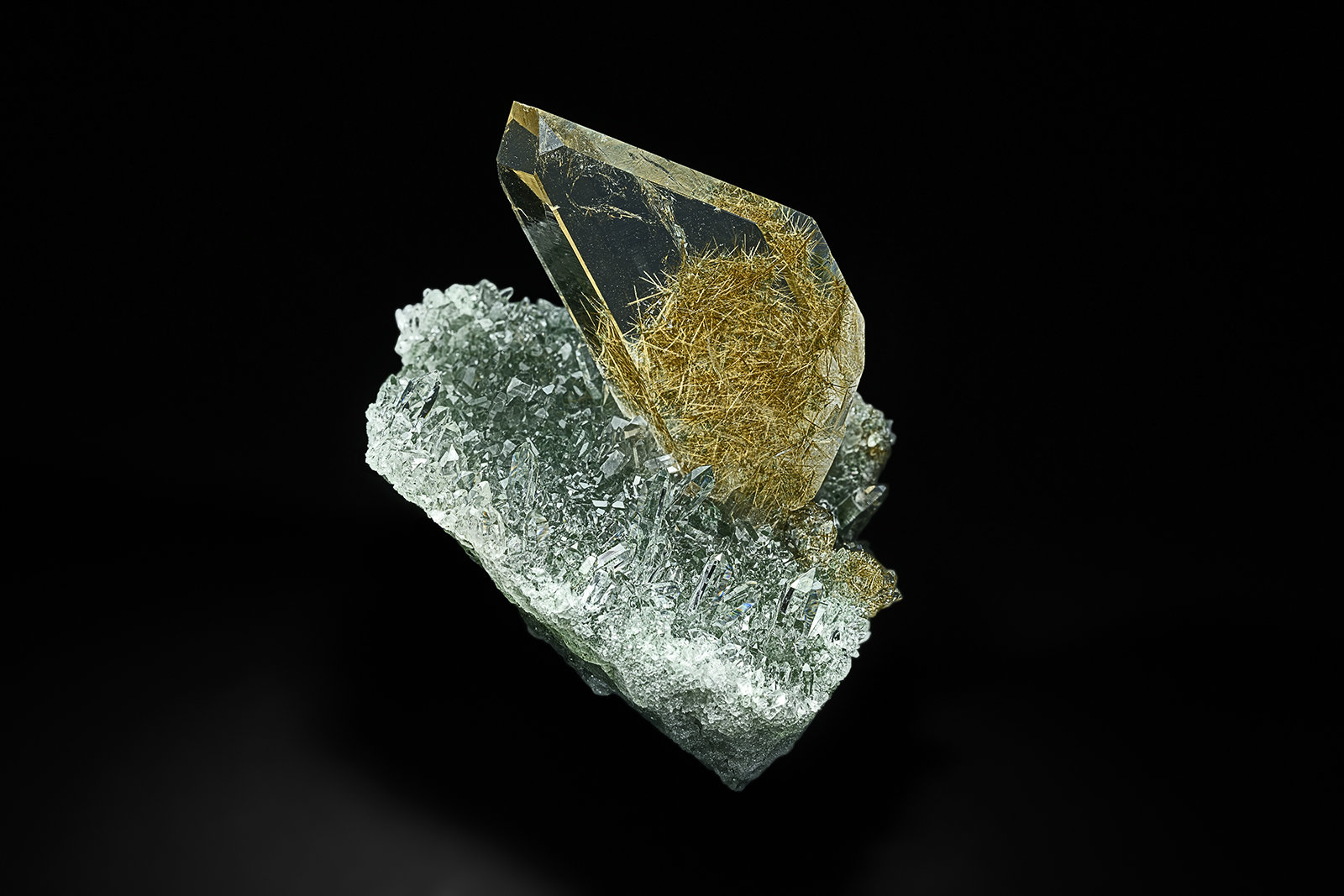 Quartz, Rutile, Chlorite (Group)
6.1 x 6.0 cm
(Autor: am mizunaka)