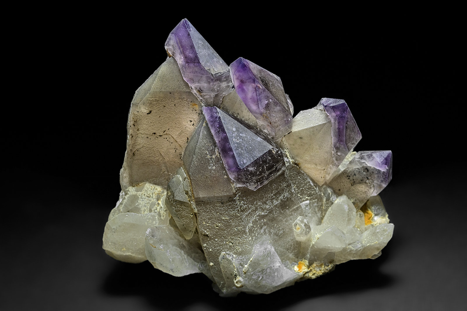Quartz (variety amethyst), Quartz (variety smoky quartz)
8.4 x 7.4 cm
(Autor: am mizunaka)