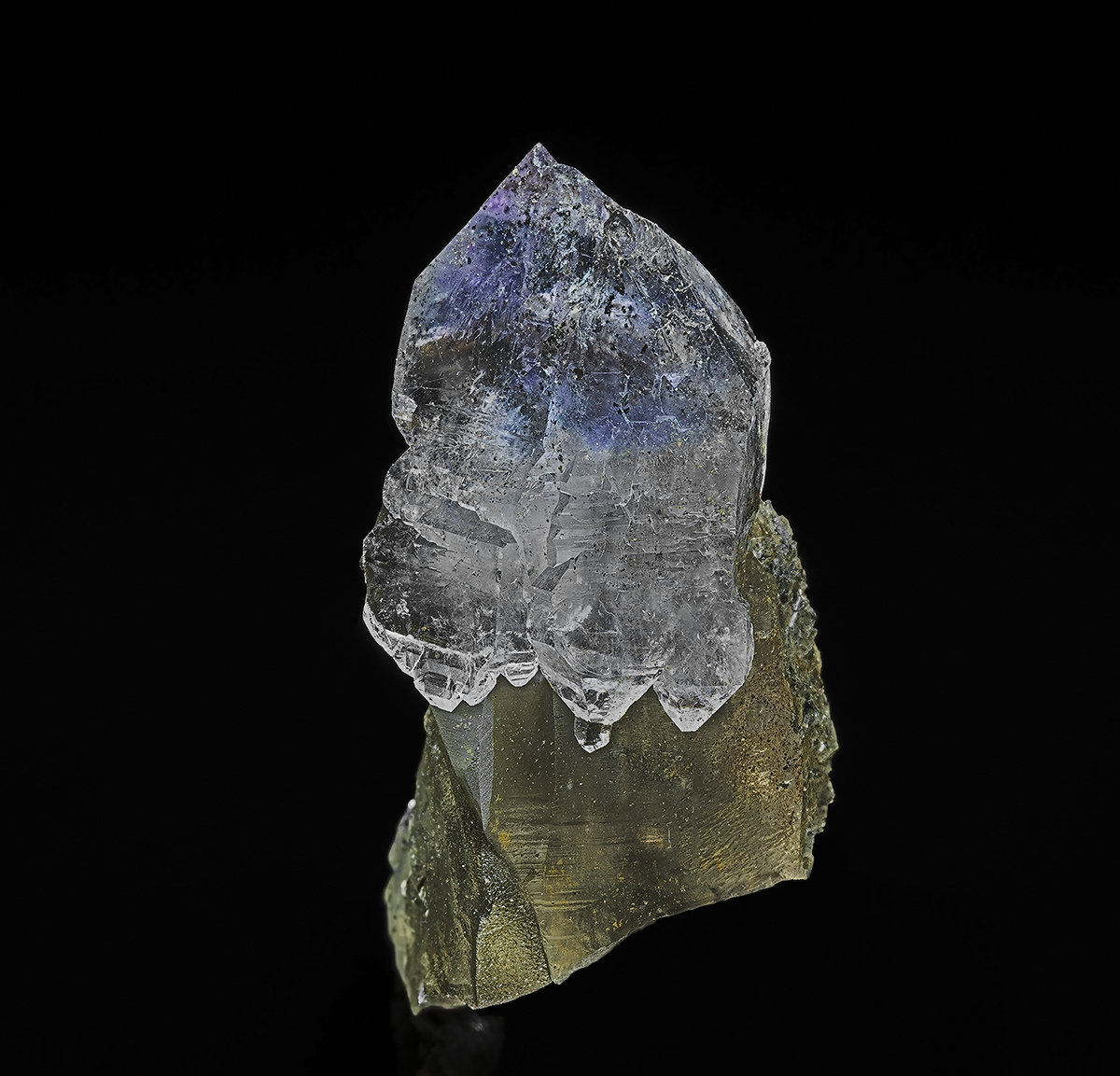 Quartz, Quartz (variety smoky quartz)
3.2 x 2.2 cm
(Autor: am mizunaka)
