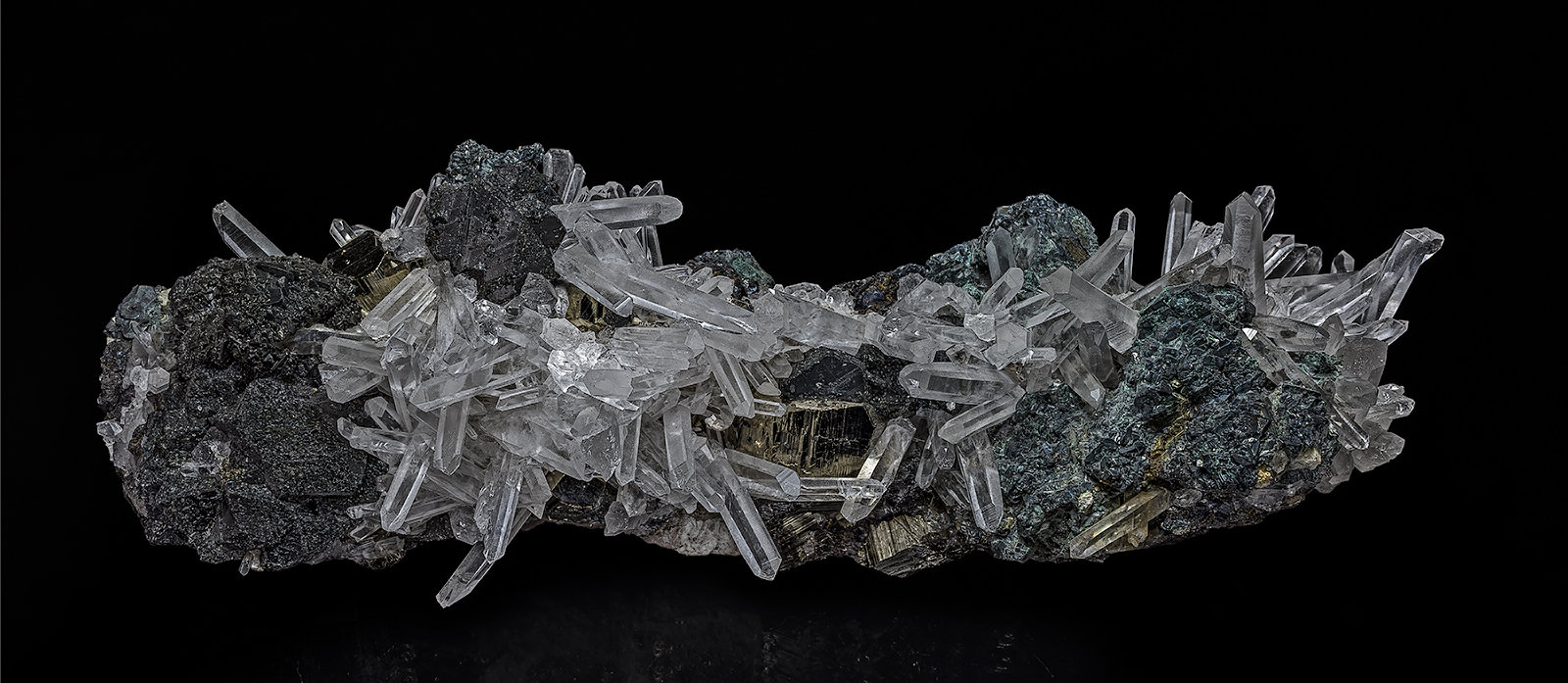Quartz, Sphalerite, Tetrahedrite, Pyrite
24.5 x 6.5 cm
(Autor: am mizunaka)