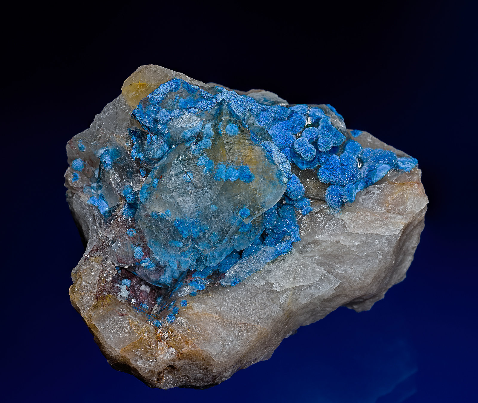 Quartz, Shattuckite
6.8 x 5.3 cm
(Autor: am mizunaka)