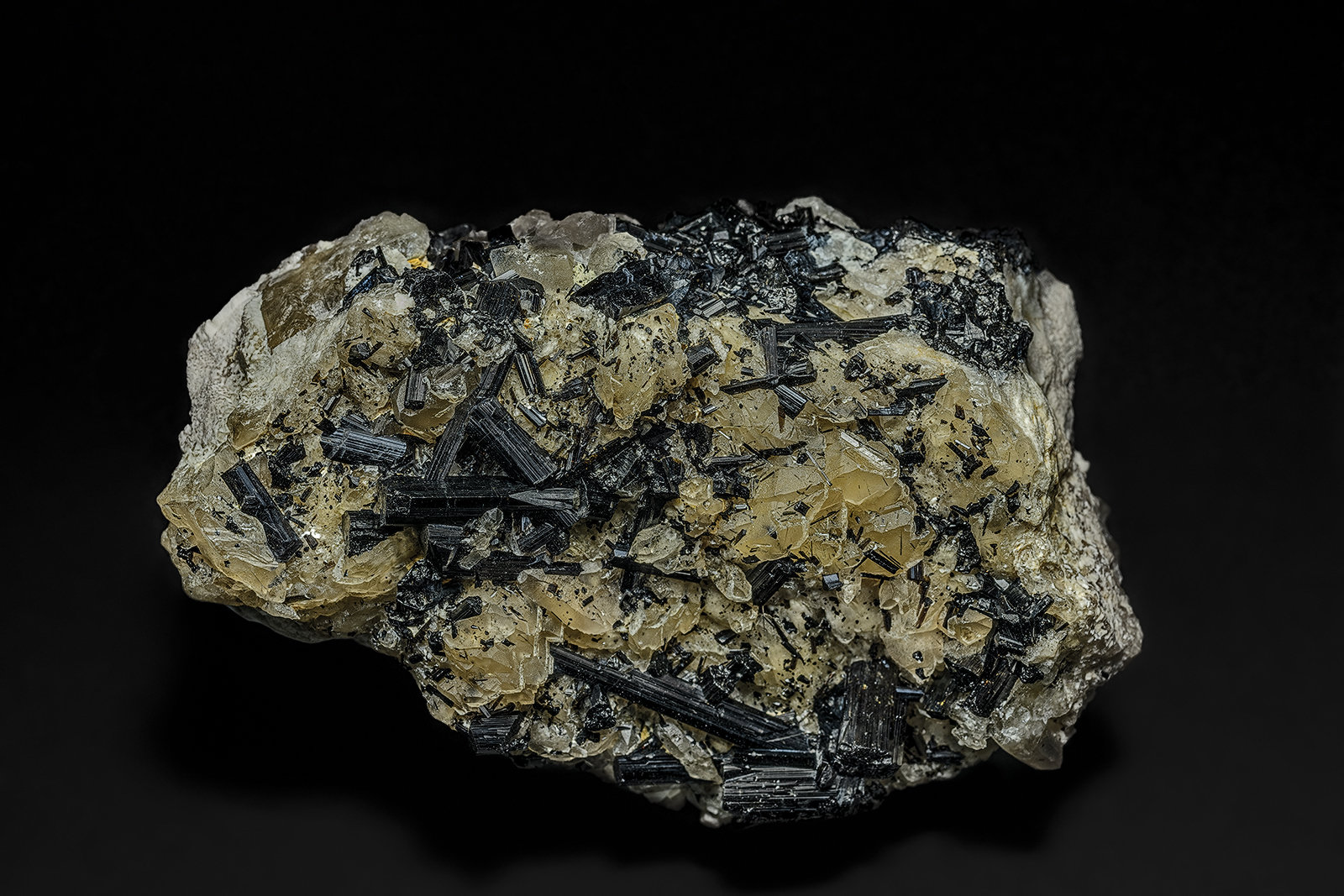 Quartz, Tourmaline (variety 'schorl')
9.4 x 5.6 cm
(Autor: am mizunaka)