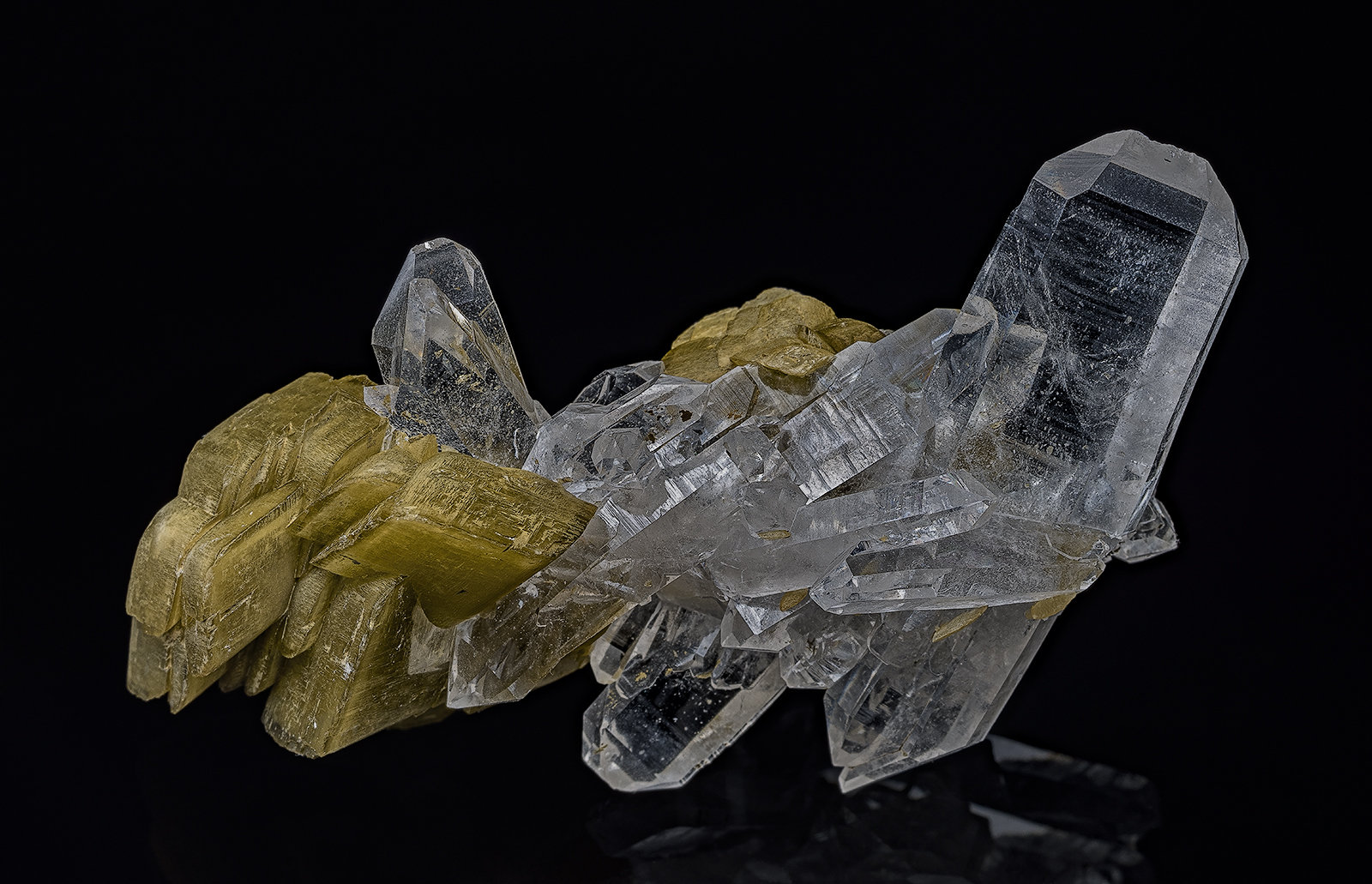 Quartz, Siderite
6.4 x 3.2 cm
(Autor: am mizunaka)