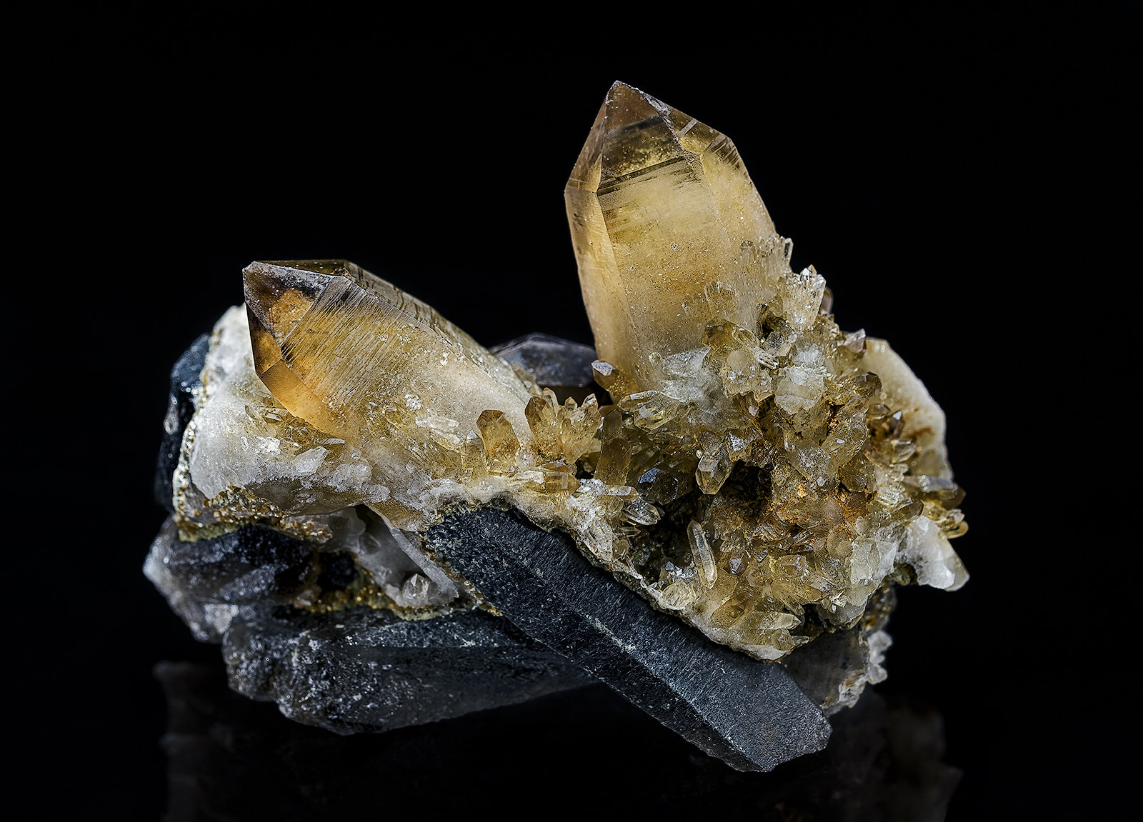 Quartz (variety citrine), Quartz (variety smoky)
4.8 x 4.0 cm
(Autor: am mizunaka)