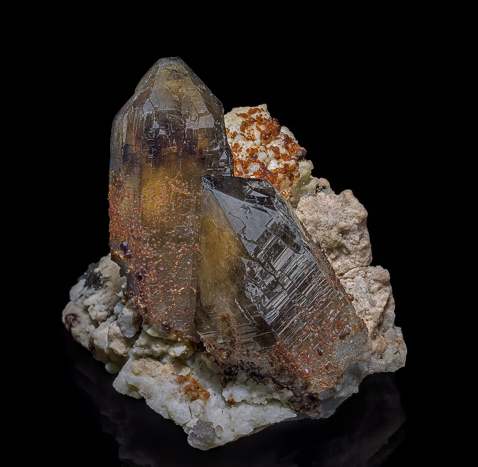 Quartz (variety smoky quartz), Spessartine
9.2 x 7.5 cm
(Autor: am mizunaka)