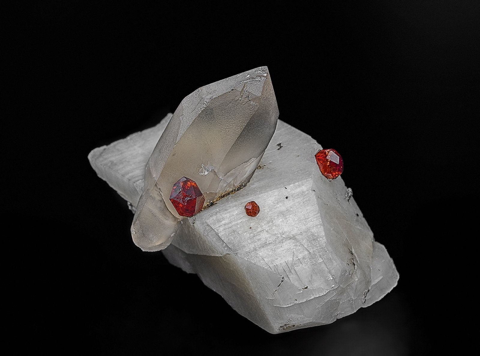 Quartz (variety smoky quartz), Spessartine, Microcline
5.5 x 4.0 cm
(Autor: am mizunaka)