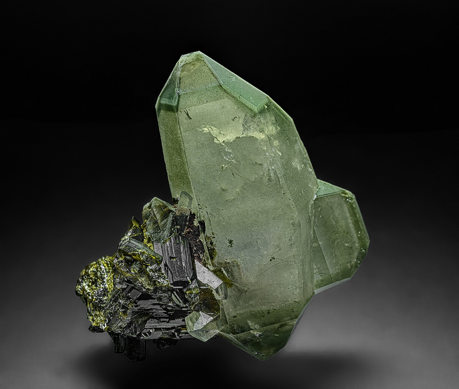 Quartz, Epidote
4.0 x 3.6 cm
(Autor: am mizunaka)