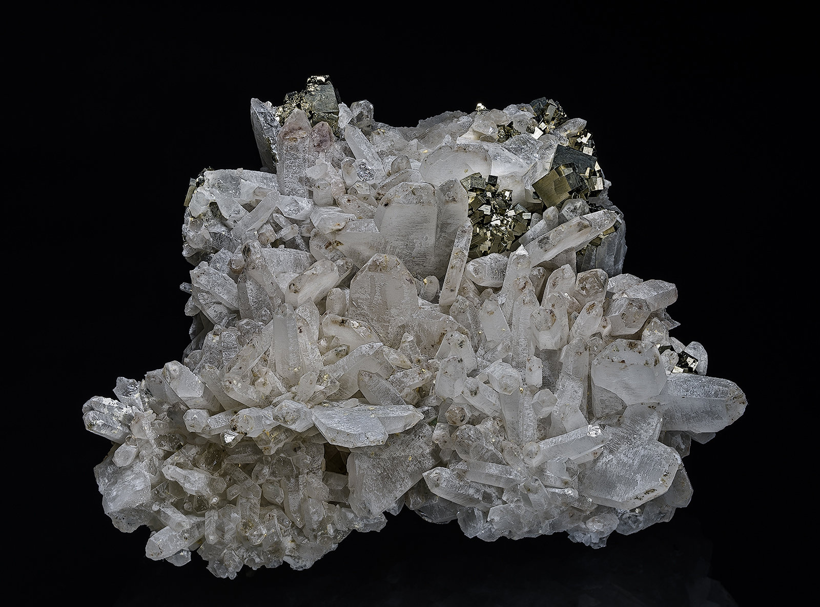 Quartz, Pyrite
10.7 x 10.2 cm
(Autor: am mizunaka)