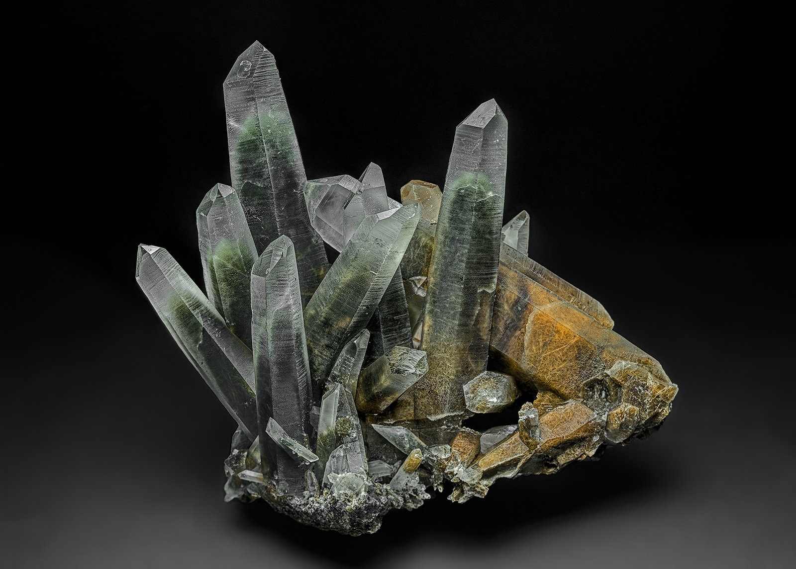 Quartz, Actinolite (variety byssolite)
8.8 x 6.2 x 8.4 cm
(Autor: am mizunaka)