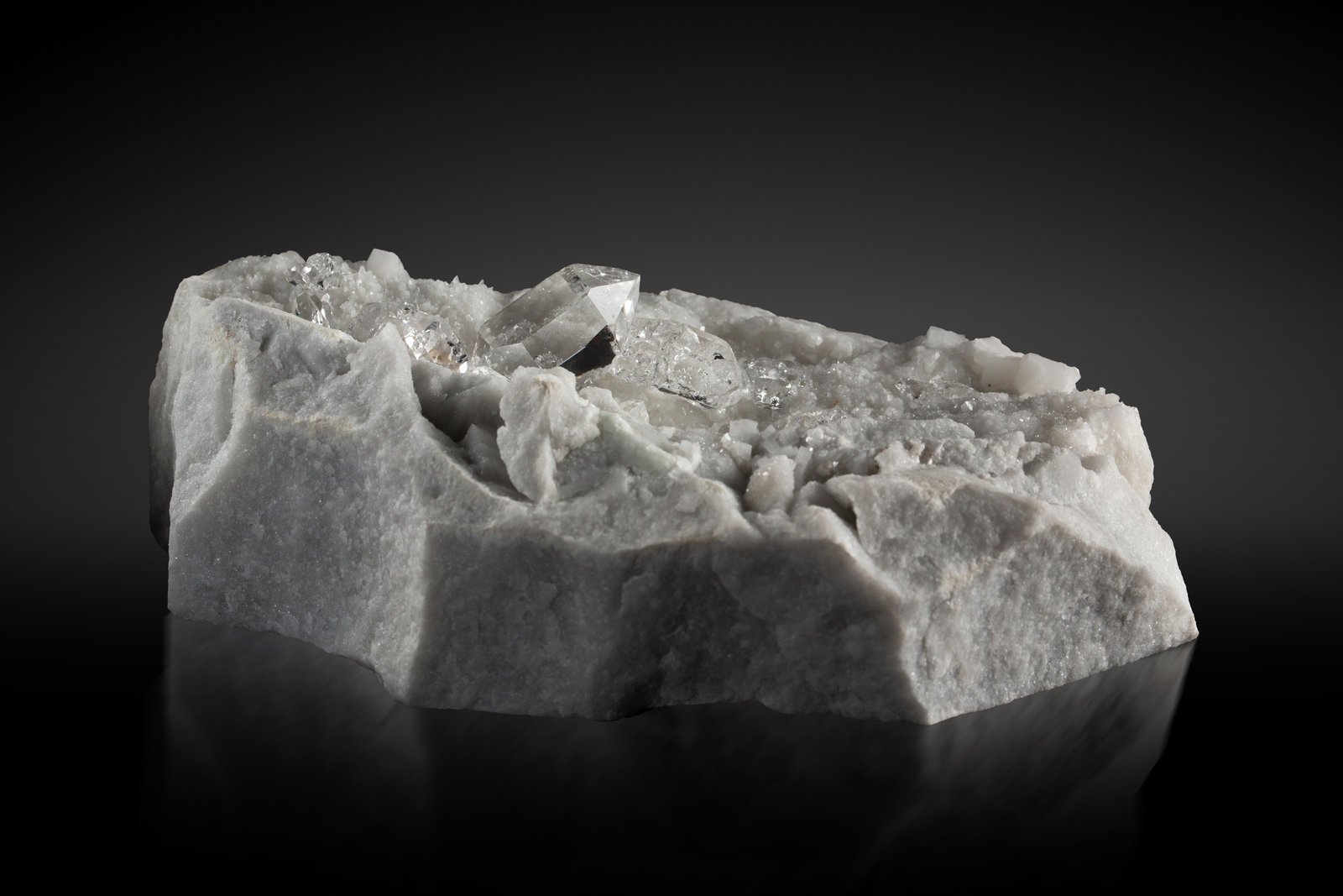 Quartz
20 x 11.5 x 6 cm / main crystal: 3.7 cm
(Autor: MIM Museum)
