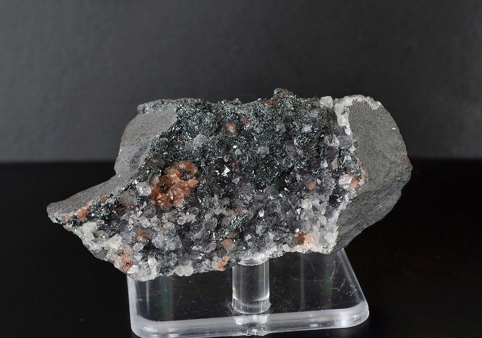 QUARTZ on SPECULARITE
7.5x3.0x4.0 cm
(Autor: captaincaveman)