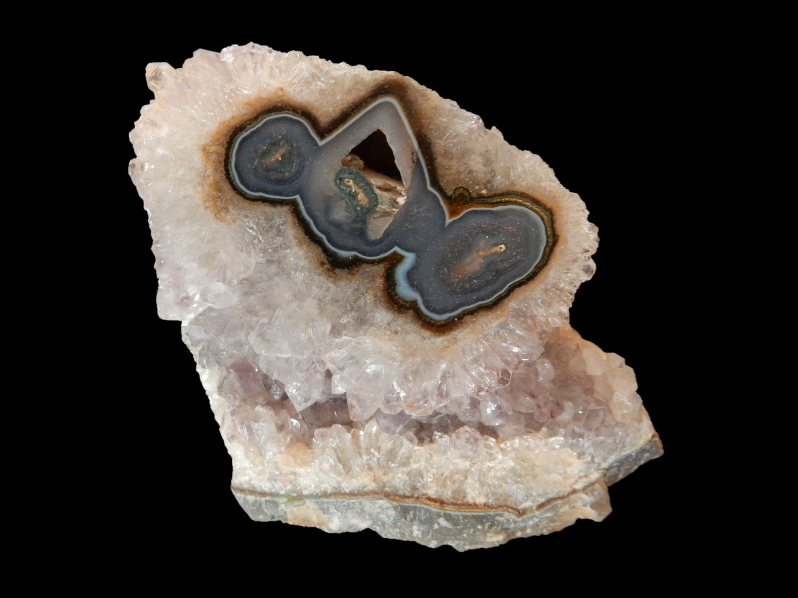 Quartz (variety amethyst) - Quartz (variety chalcedony variety agate)
90 mm x 90 mm x 45 mm
(Autor: Dany Mabillard)